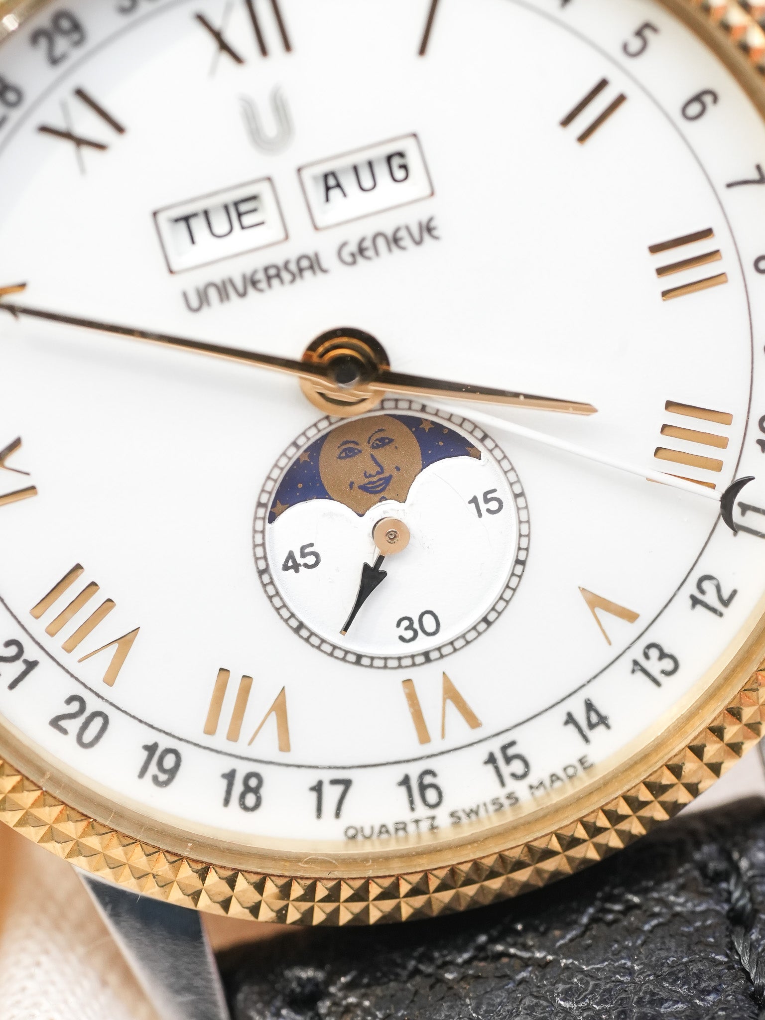 Universal Genève - Triplo Calendario Fase lunare acciaio lunetta guilloché oro 18k - 1990s 
