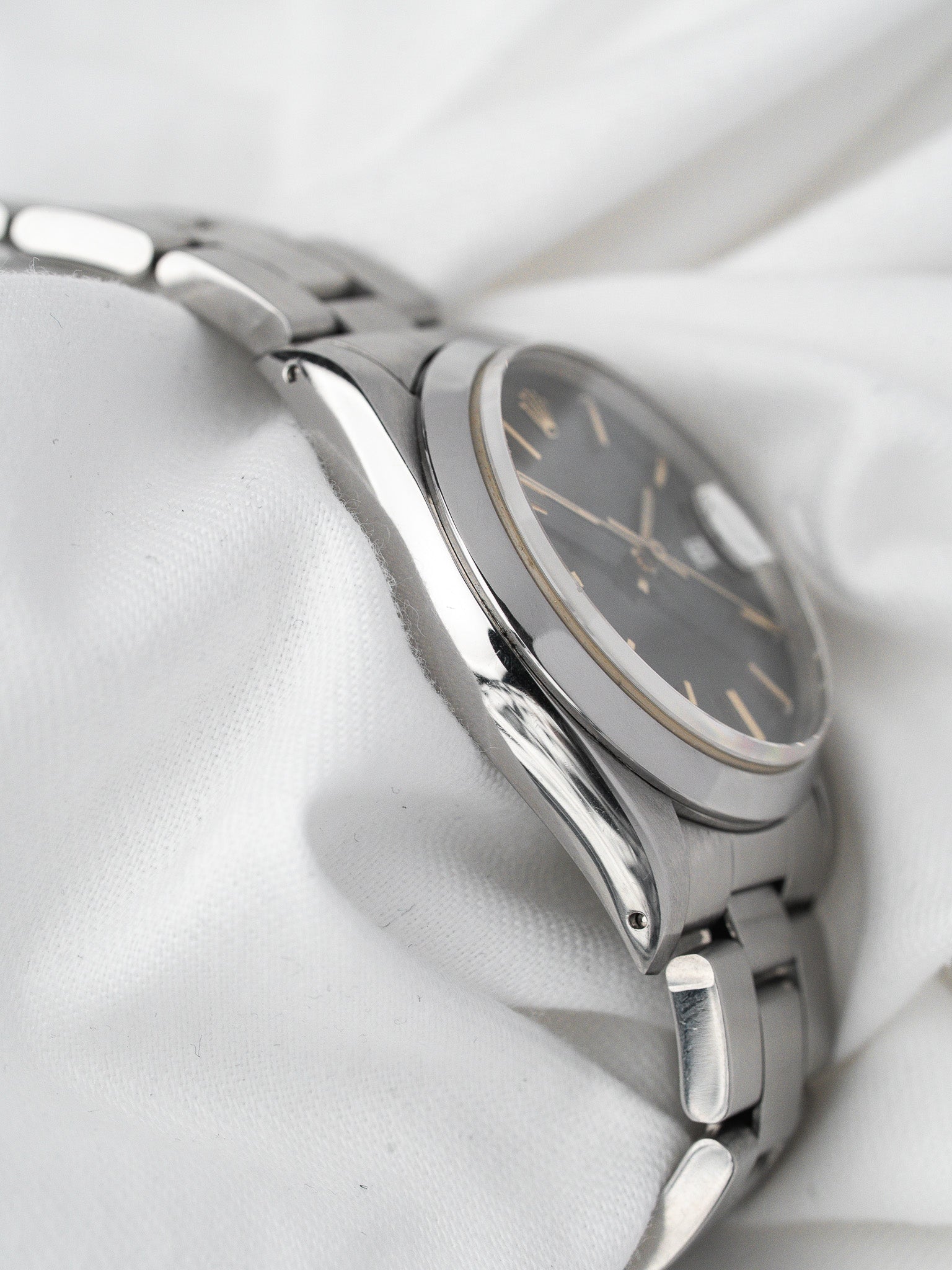 Montre Rolex Vintage Oysterdate 6694 — Cadran Noir Or (1976)