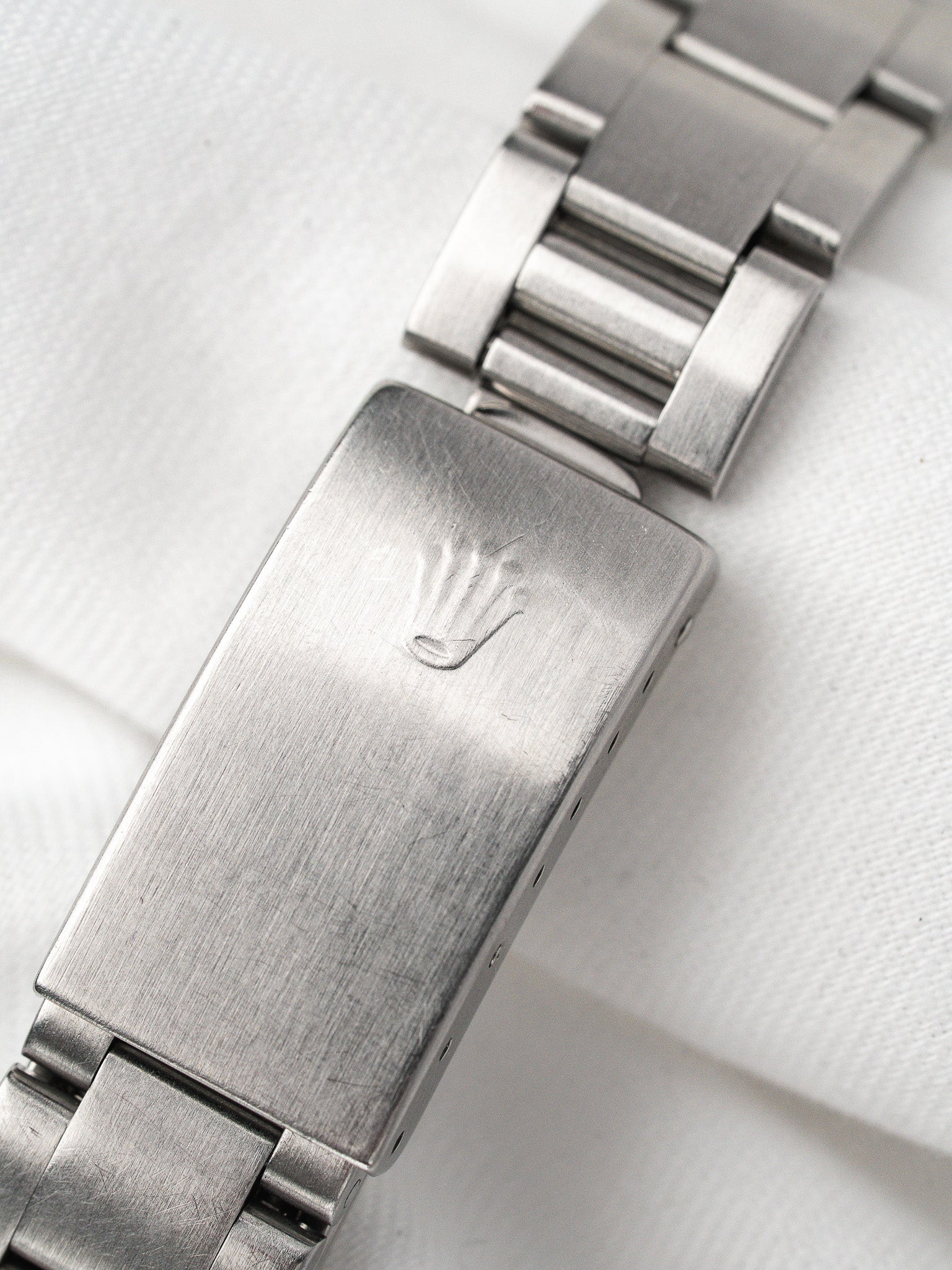 Montre Rolex Vintage Oysterdate 6694 — Cadran Noir Or (1976)
