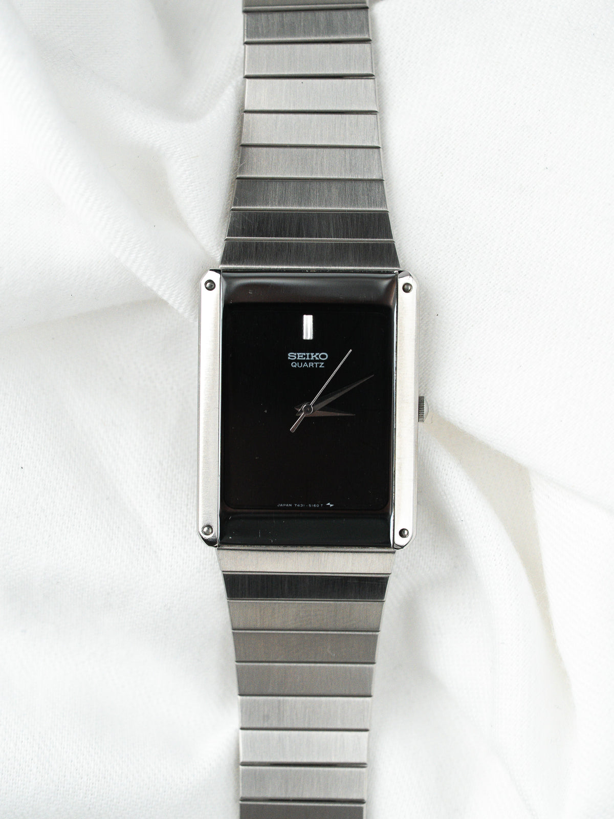 Cadran noir miroir à index unique - Montre Seiko Quartz 7431-5110 - Atelier Victor