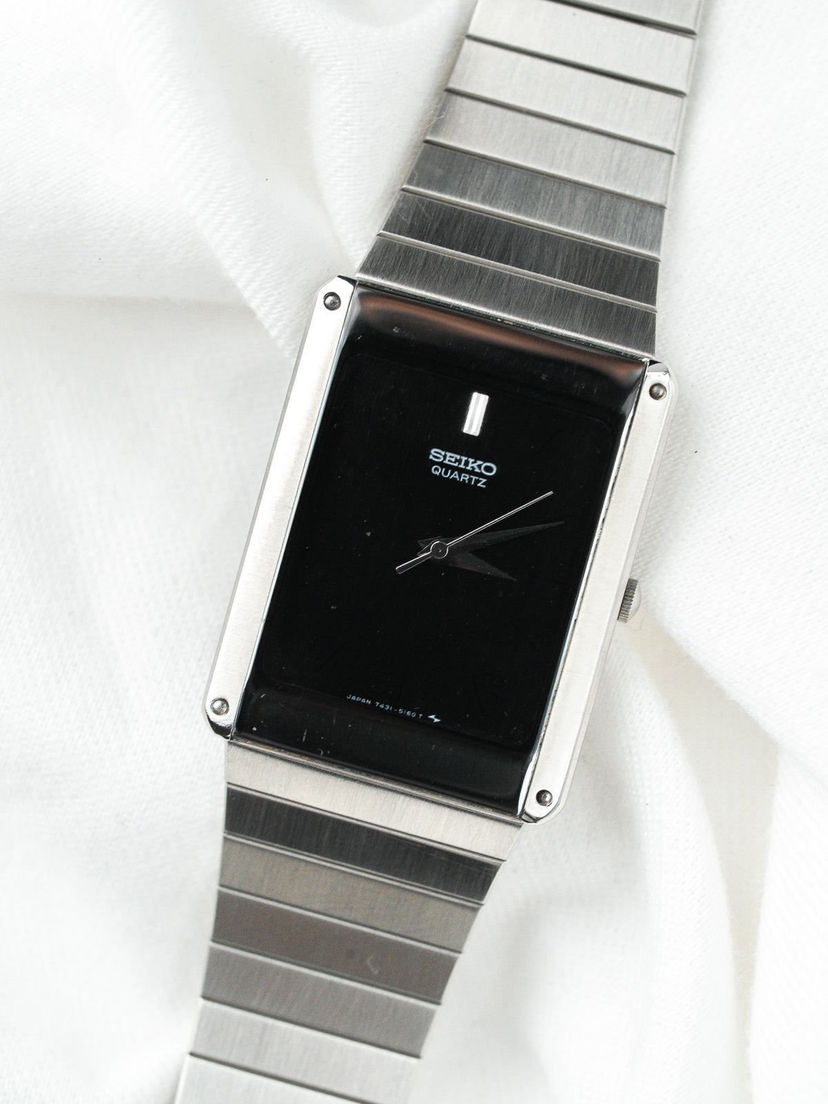 Vue de trois quarts - Montre Seiko Quartz 7431-5110 - Atelier Victor