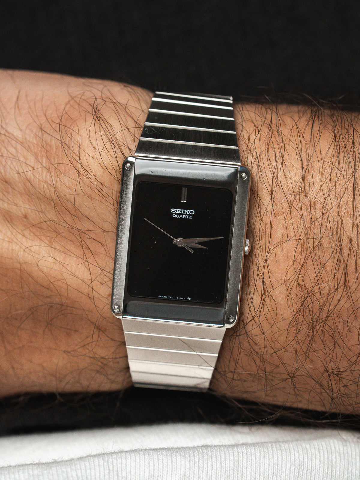 Vue complète sur tissu blanc - Montre Seiko Quartz 7431-5110 - Atelier Victor