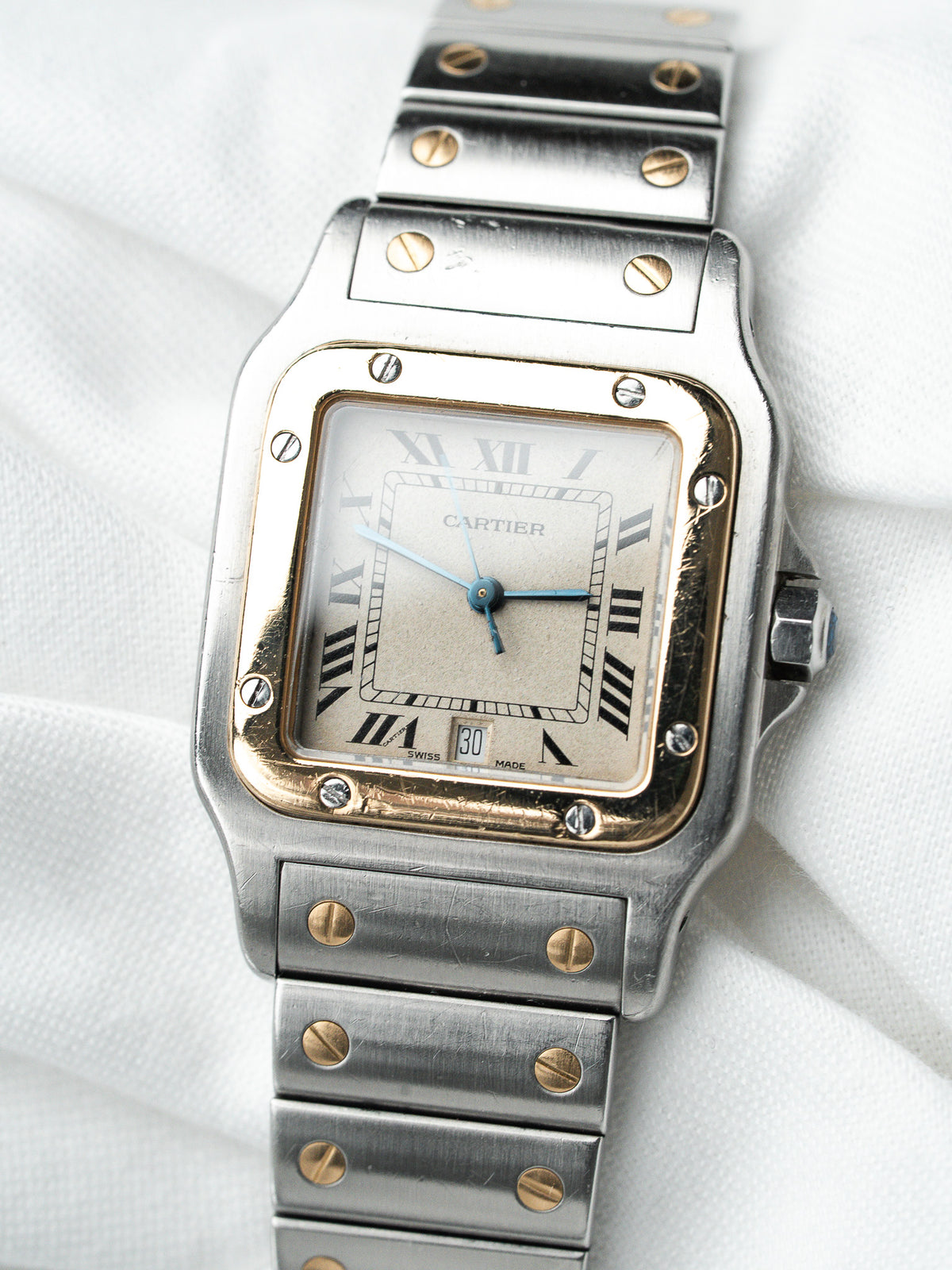 Montre Cartier vintage en acier, boîtier carré et cadran argenté avec chiffres romains