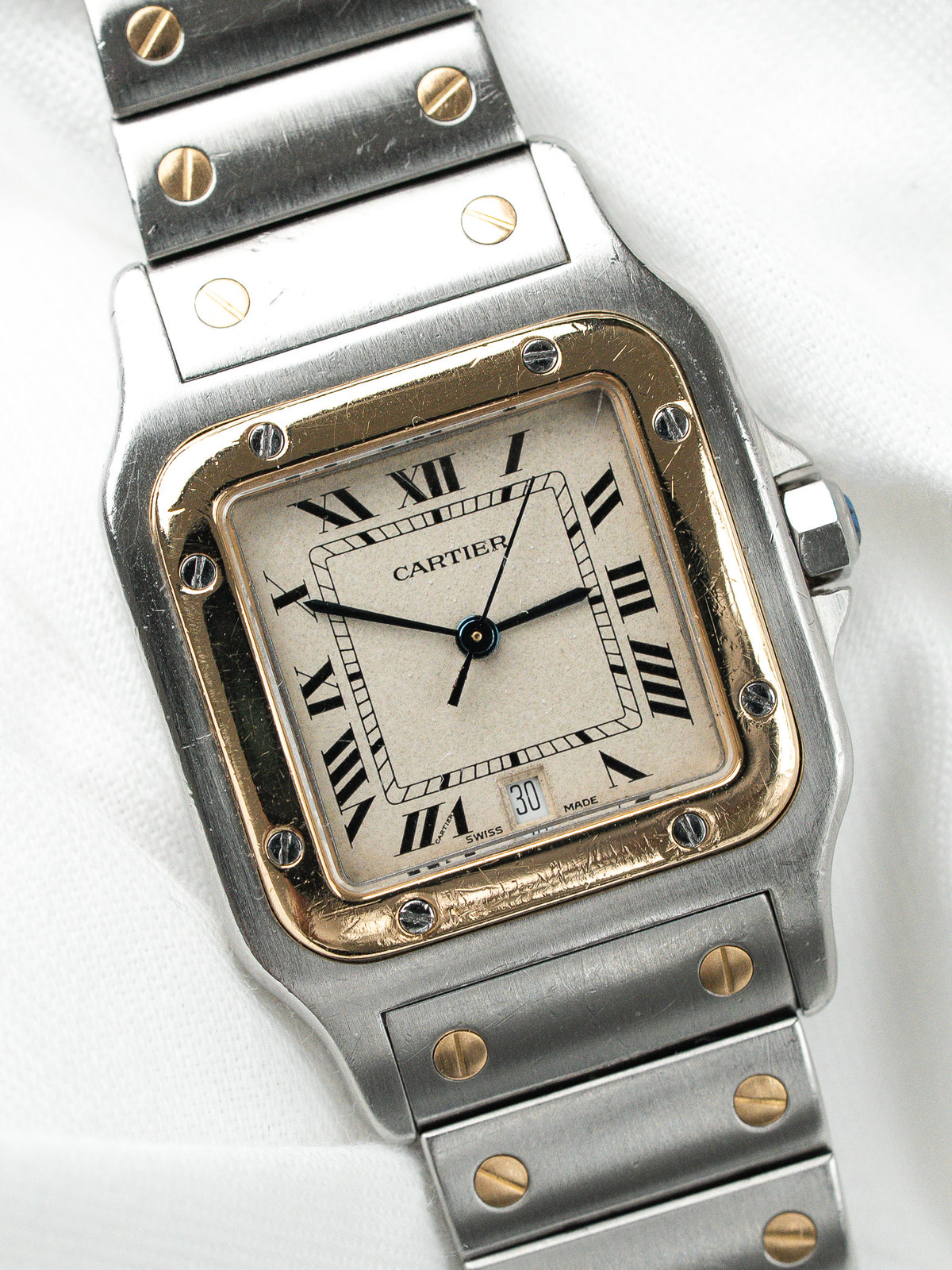 Montre Cartier vintage en acier, boîtier carré avec lunette dorée et cadran beige