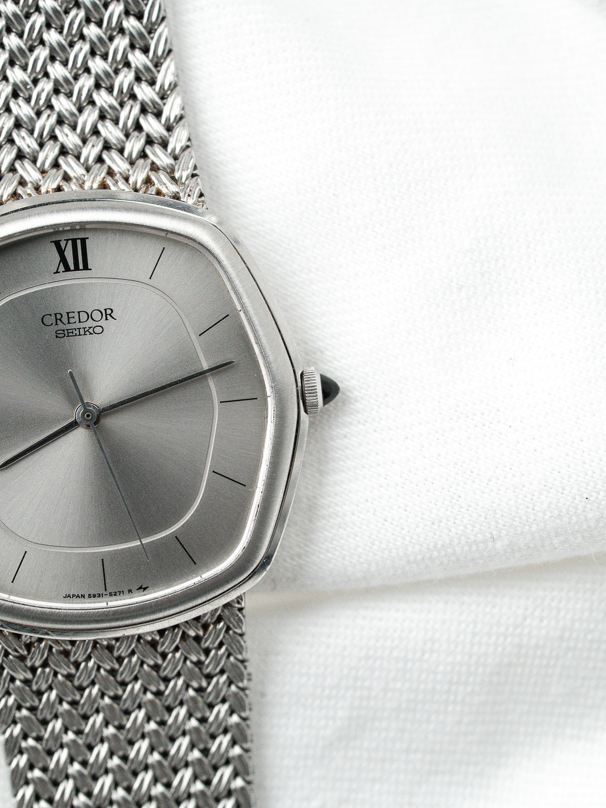 Montre Seiko Credor vintage en acier, boîtier rectangulaire, cadran gris et bracelet milanais