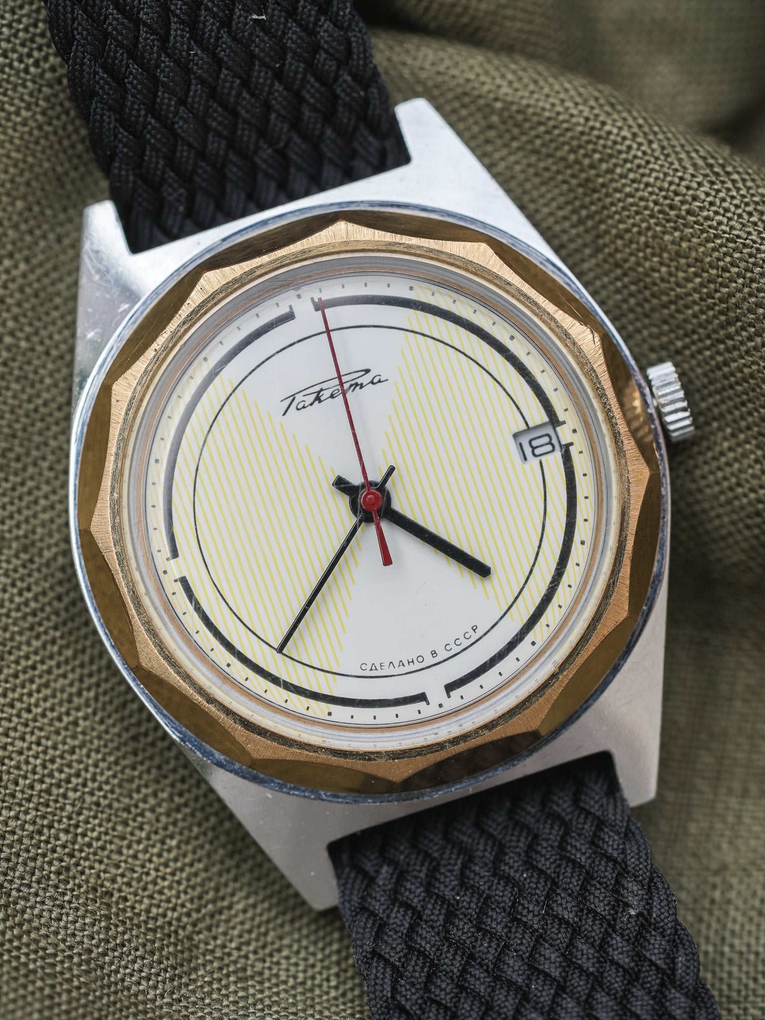 Raketa - Acier Or Cadran Blanc Tapissé Trotteuse Rouge - 1970s