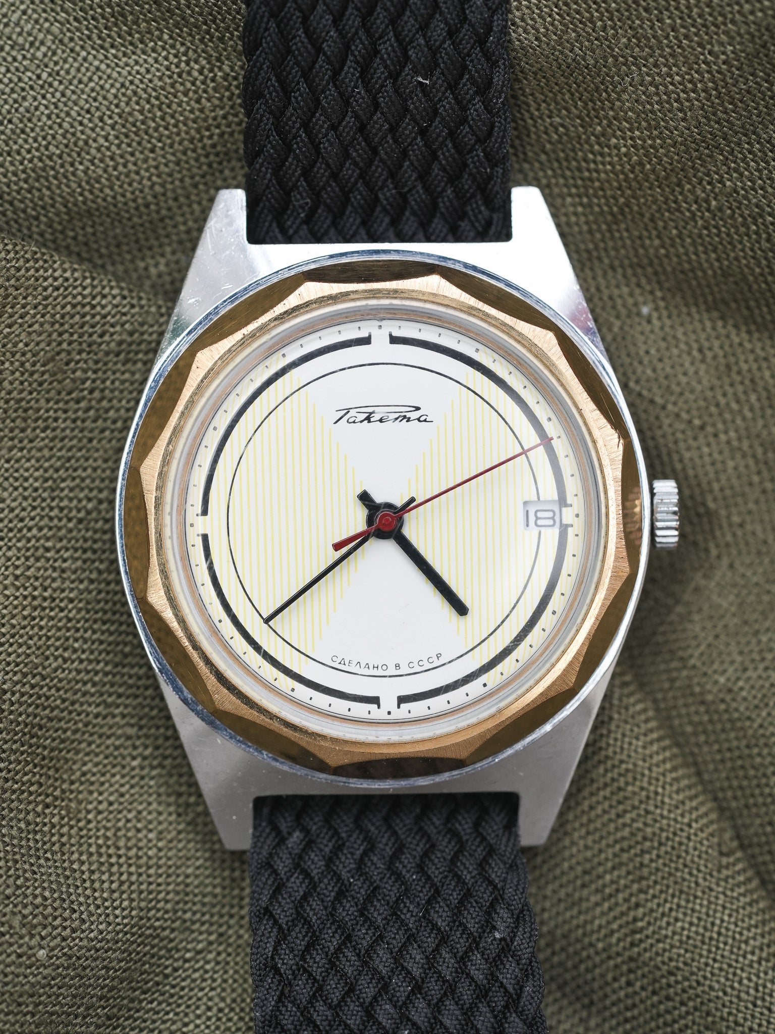 Raketa - Acier Or Cadran Blanc Tapissé Trotteuse Rouge - 1970s