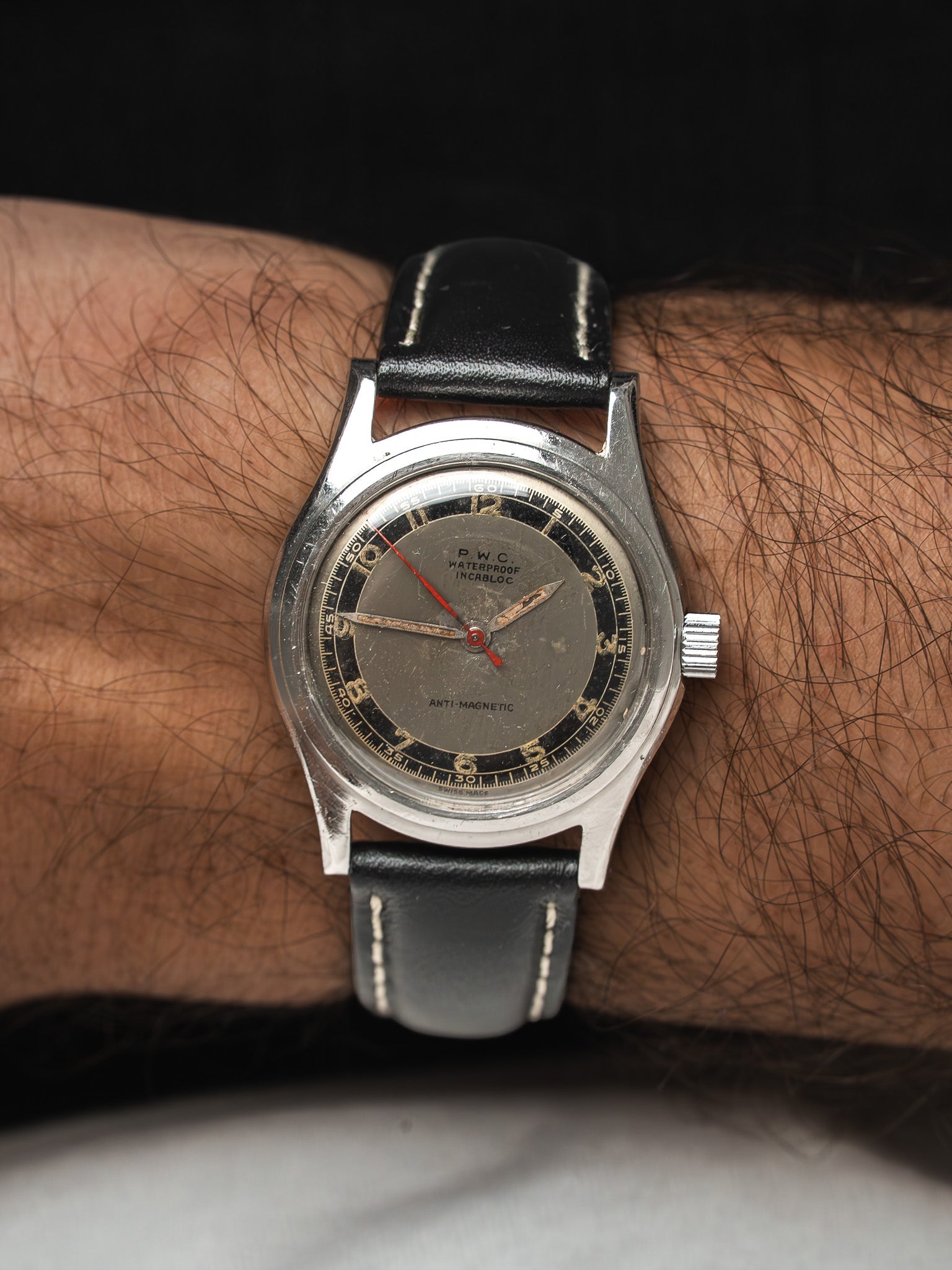 P.W.C. Waterproof Watch Stahl — zweifarbiges Zifferblatt in Schwarz und Grau (1950s) 
