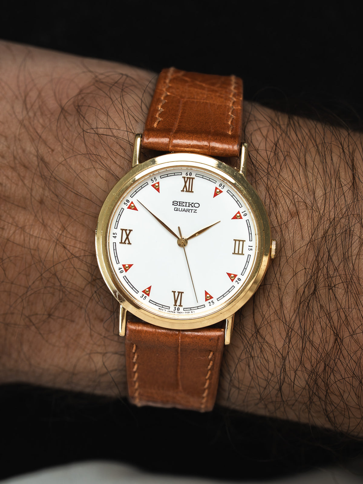 Cadran blanc à chiffres romains et repères rouges - Montre Seiko 7N01-7001 - Atelier Victor