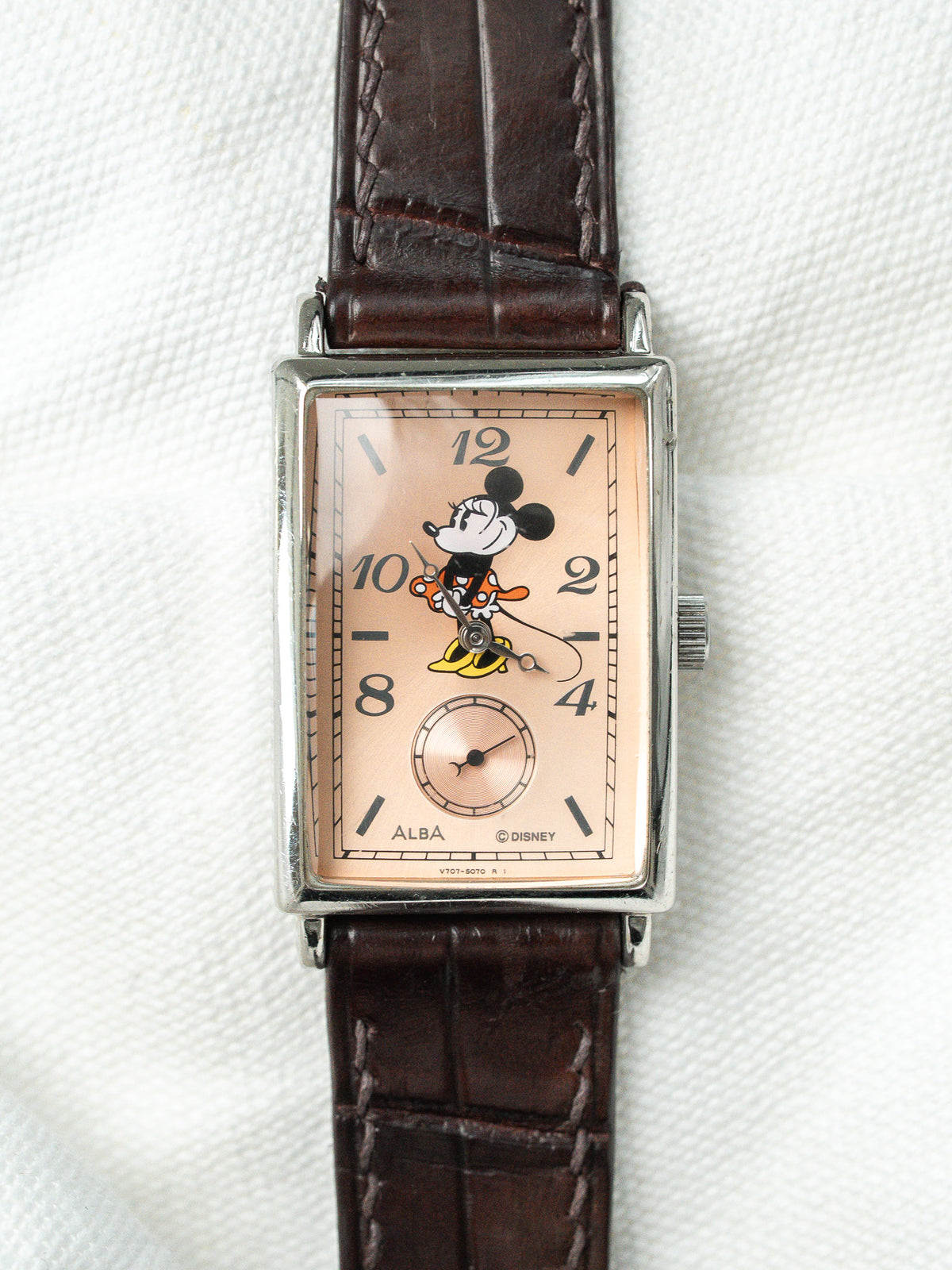 Montre vintage Alba rectangulaire au cadran Mickey Mouse et bracelet en cuir marron.
