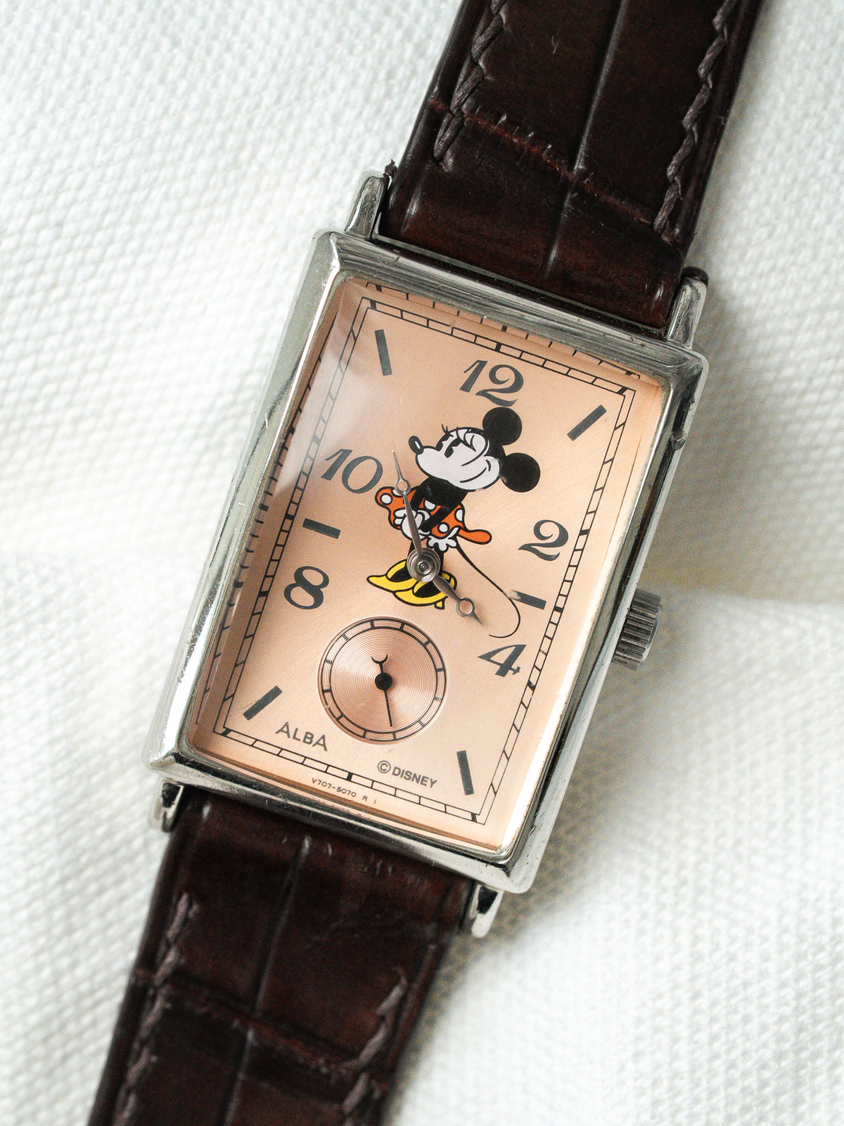 Montre Alba vintage rectangulaire avec cadran Mickey Mouse et bracelet en cuir marron.