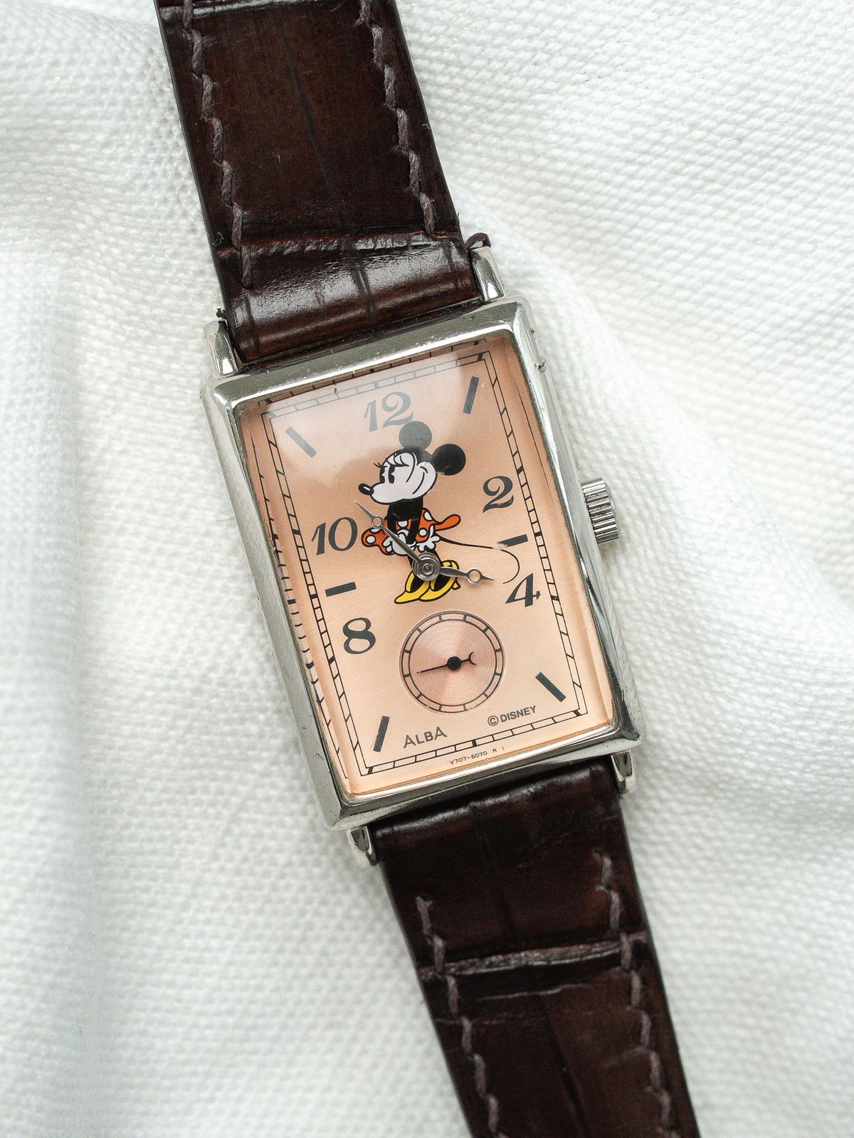 Montre Alba vintage rectangulaire avec cadran Mickey Mouse et bracelet en cuir marron.