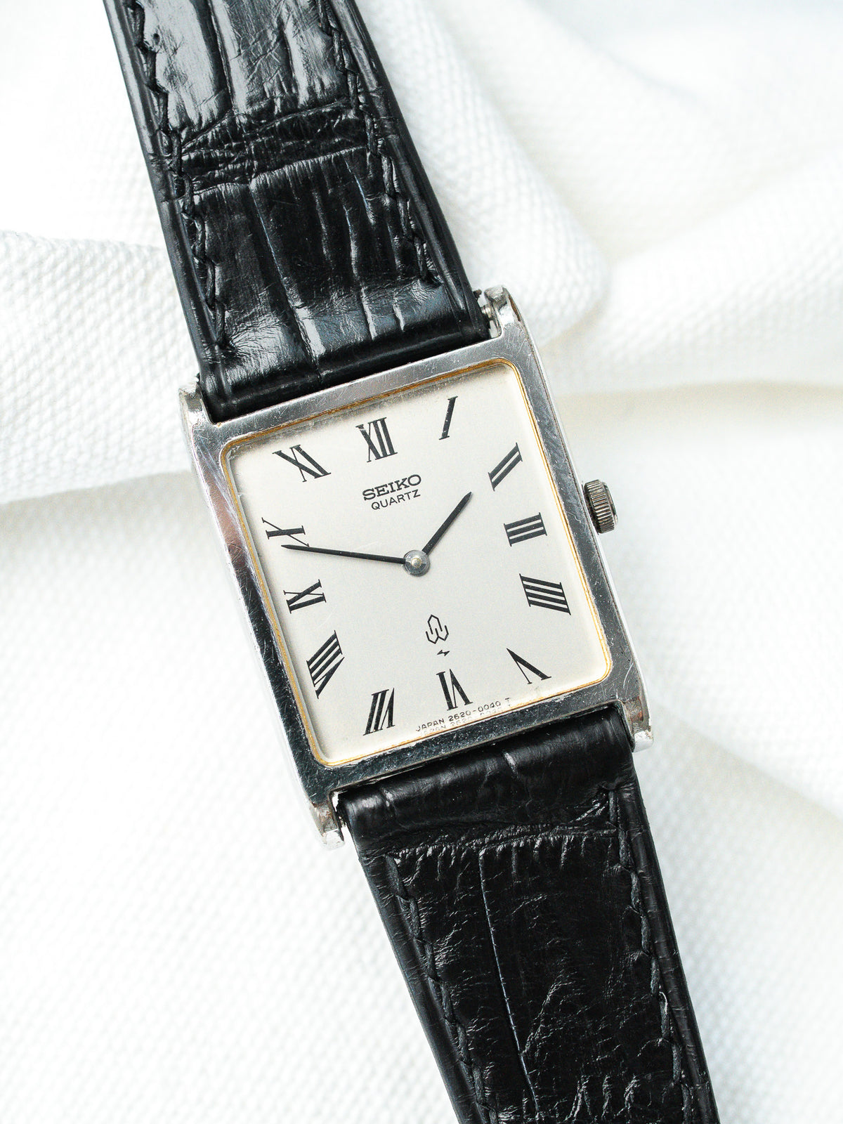 Boîtier acier rectangulaire de profil - Montre Seiko Quartz 2620-5000 - Atelier Victor