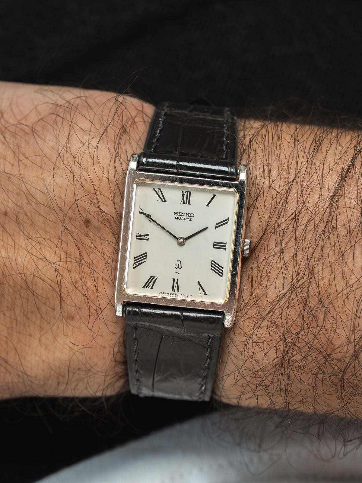 Vue complète sur tissu blanc - Montre Seiko Quartz 2620-5000 - Atelier Victor