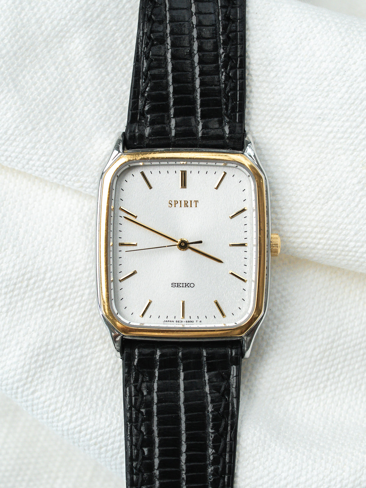 Vue complète sur tissu blanc - Montre Seiko Spirit 5E31-5B50 - Atelier Victor