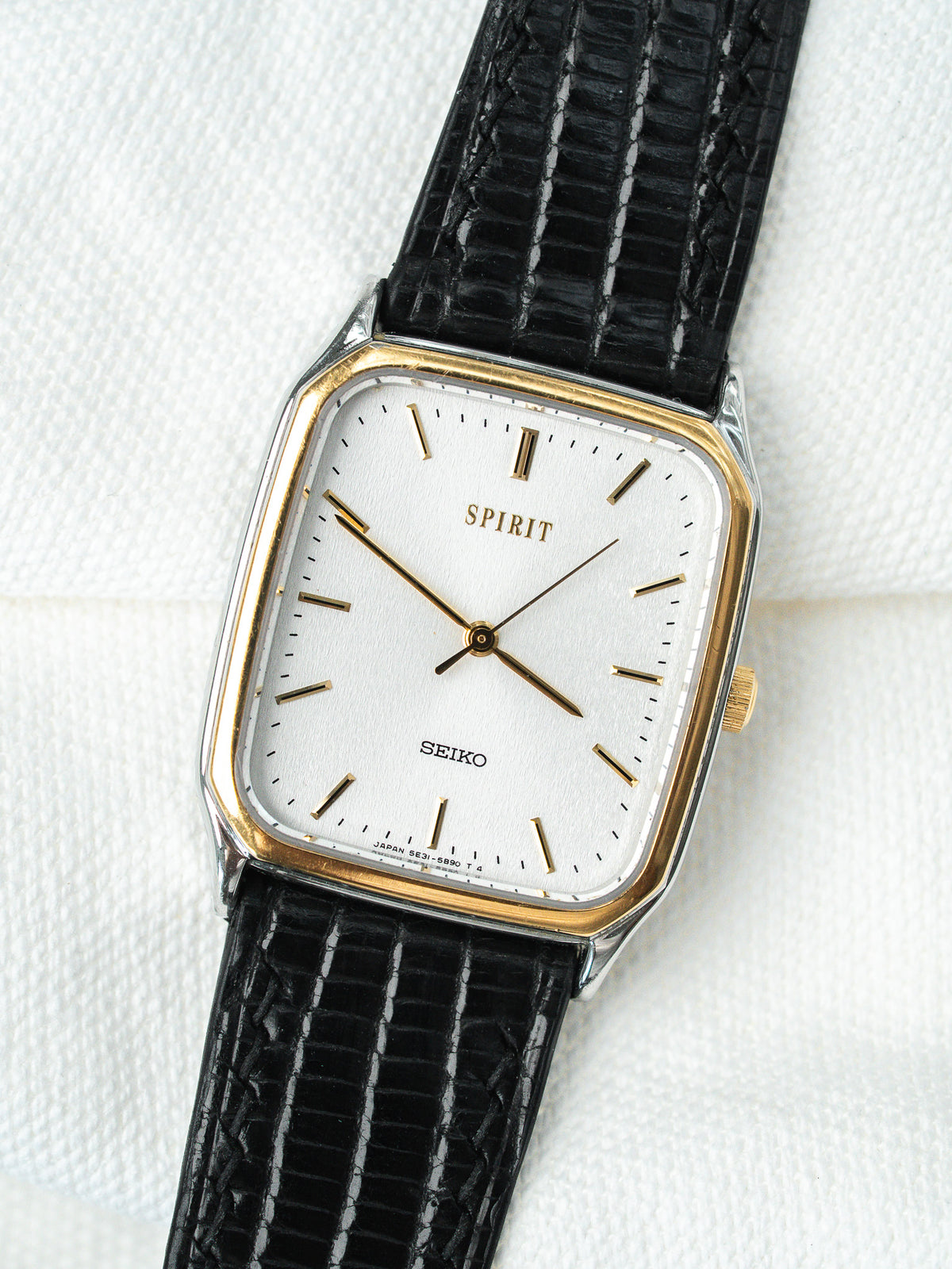 Boîtier acier et lunette dorée de profil - Montre Seiko Spirit 5E31-5B50 - Atelier Victor