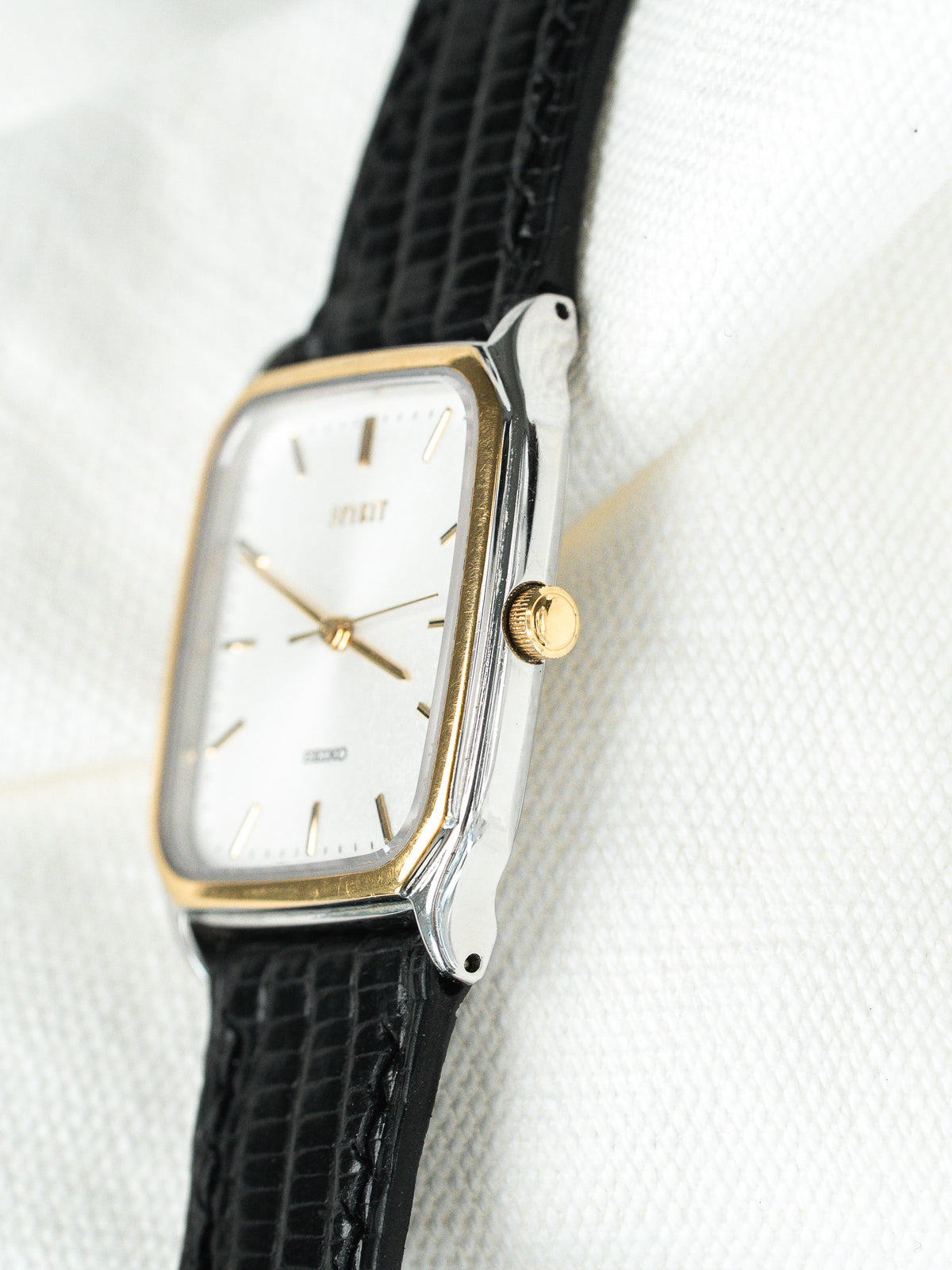 Couronne dorée à 3 heures - Montre Seiko Spirit 5E31-5B50 - Atelier Victor