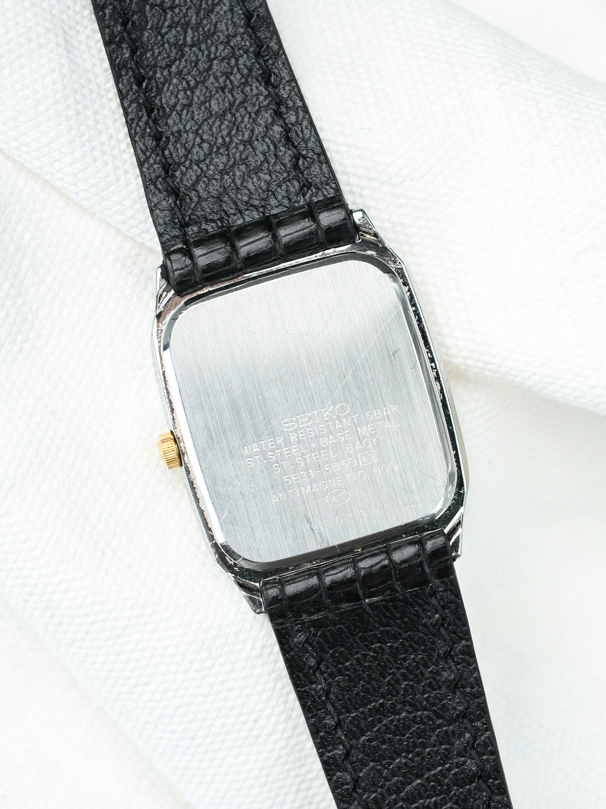 Fond de boîte acier avec référence - Montre Seiko Spirit 5E31-5B50 - Atelier Victor