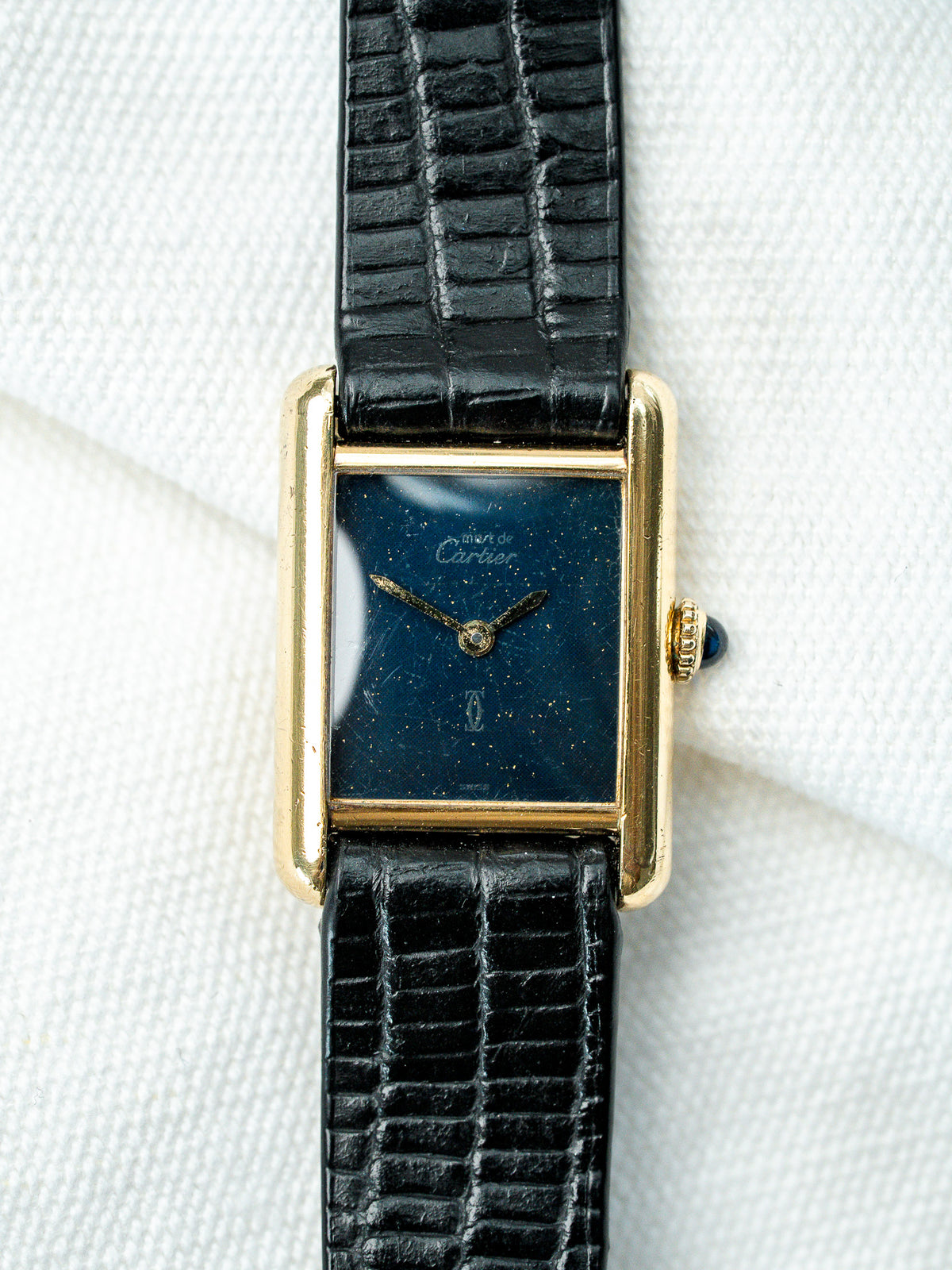 Vue complète sur tissu blanc - Montre Cartier Must Tank Vermeil - Atelier Victor
