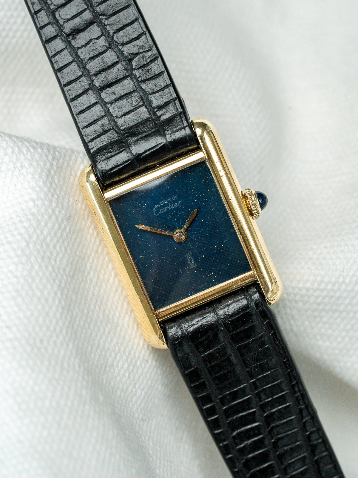 Vue de trois quarts - Montre Cartier Must Tank Vermeil - Atelier Victor