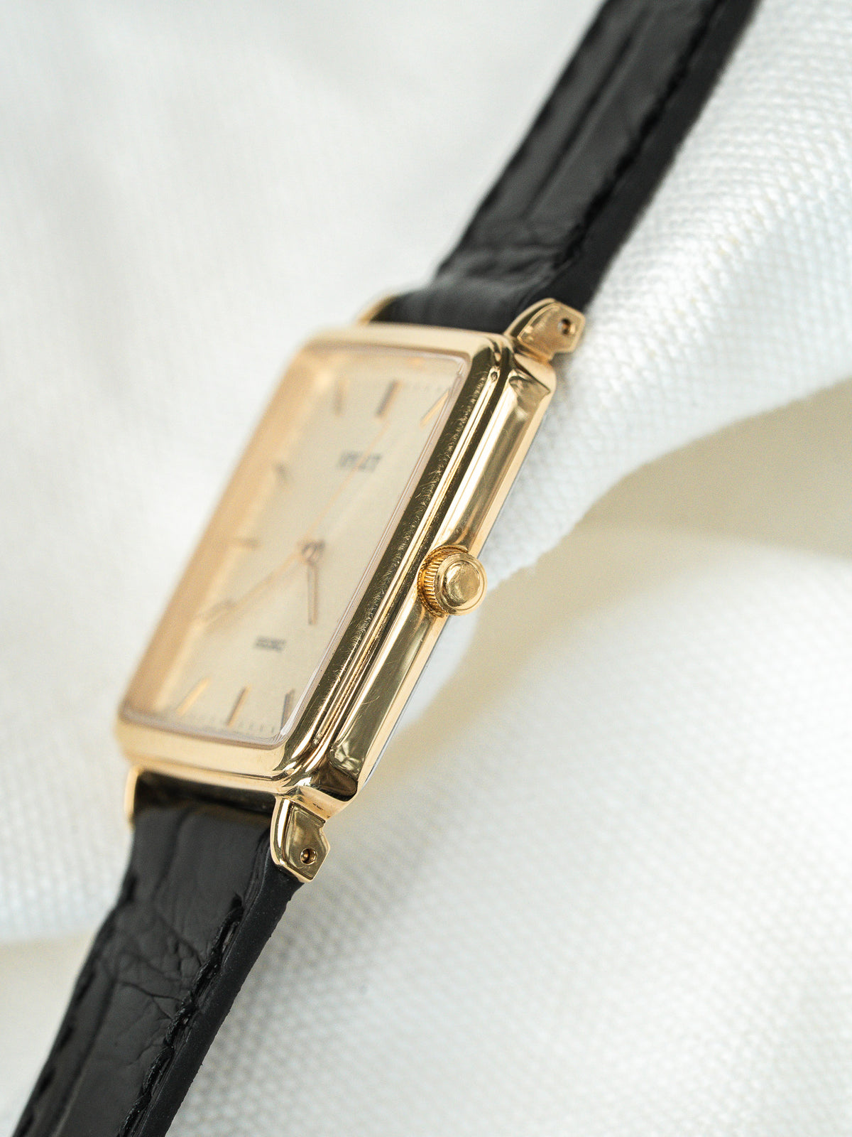 Index dorés appliqués en gros plan - Montre Seiko Spirit 5E21-5B50 - Atelier Victor