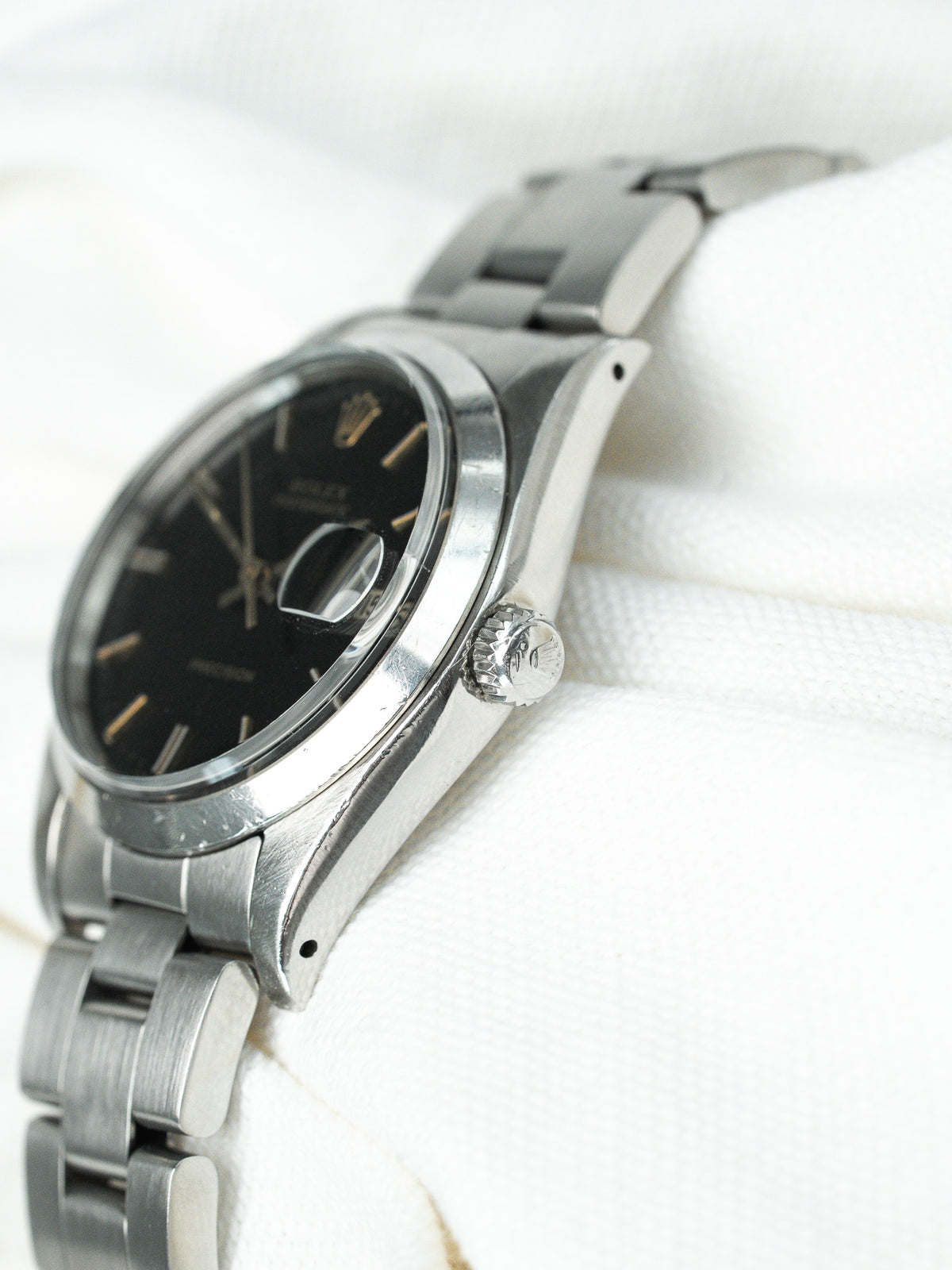 Couronne vissée signée Rolex - Montre Rolex Oysterdate 6694 cadran noir - Atelier Victor