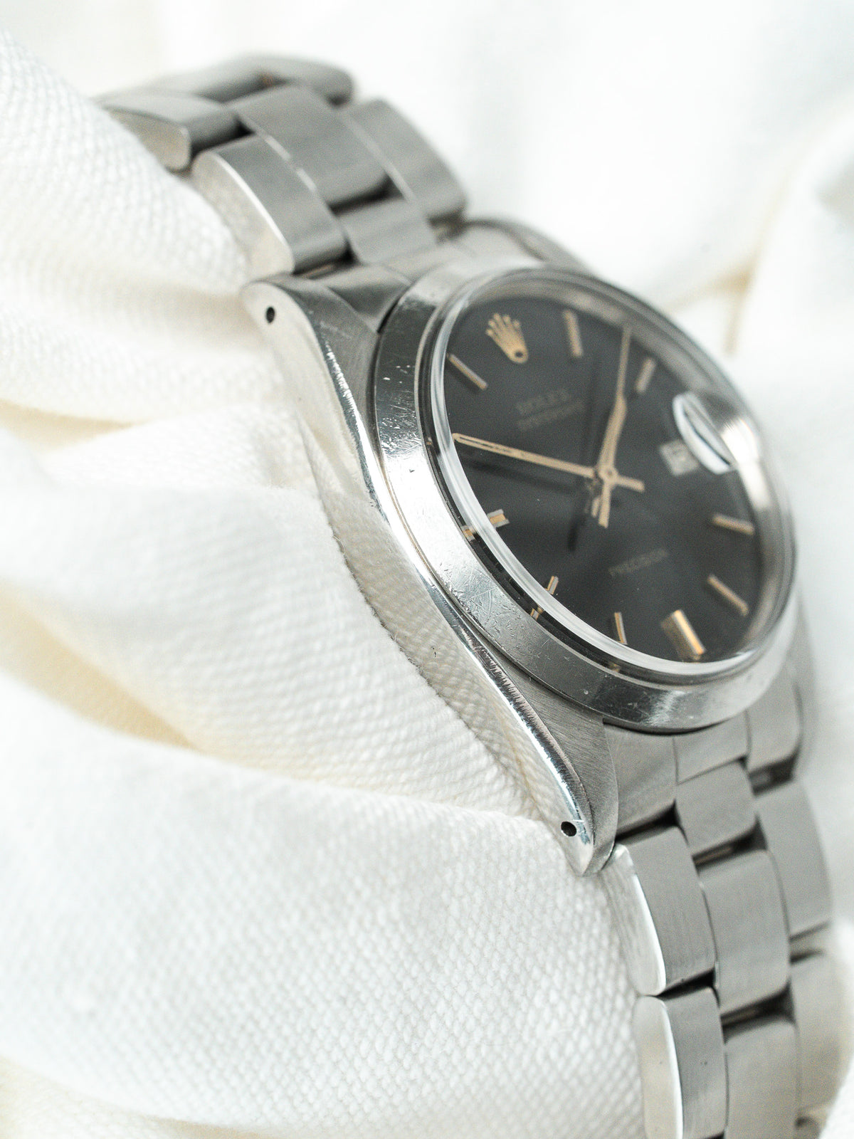 Guichet de date sous loupe cyclope - Montre Rolex Oysterdate 6694 cadran noir - Atelier Victor