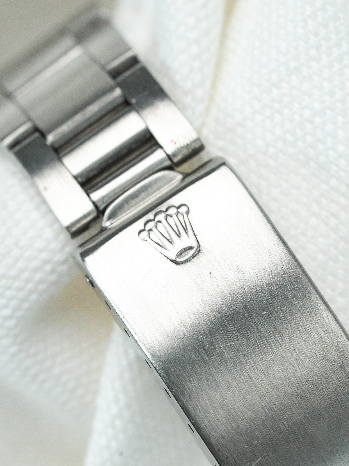 Calibre 1225 à remontage manuel - Montre Rolex Oysterdate 6694 cadran noir - Atelier Victor