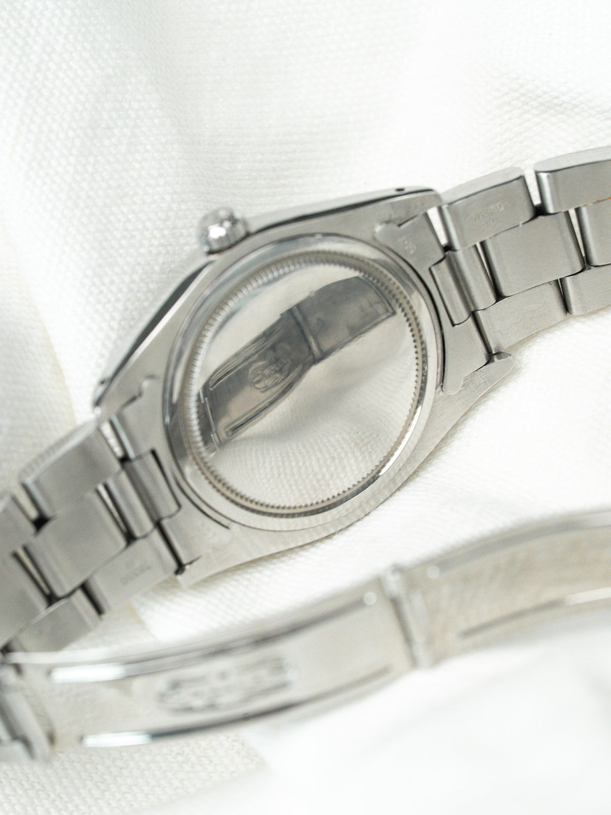 Lunette lisse polie en gros plan - Montre Rolex Oysterdate 6694 cadran noir - Atelier Victor