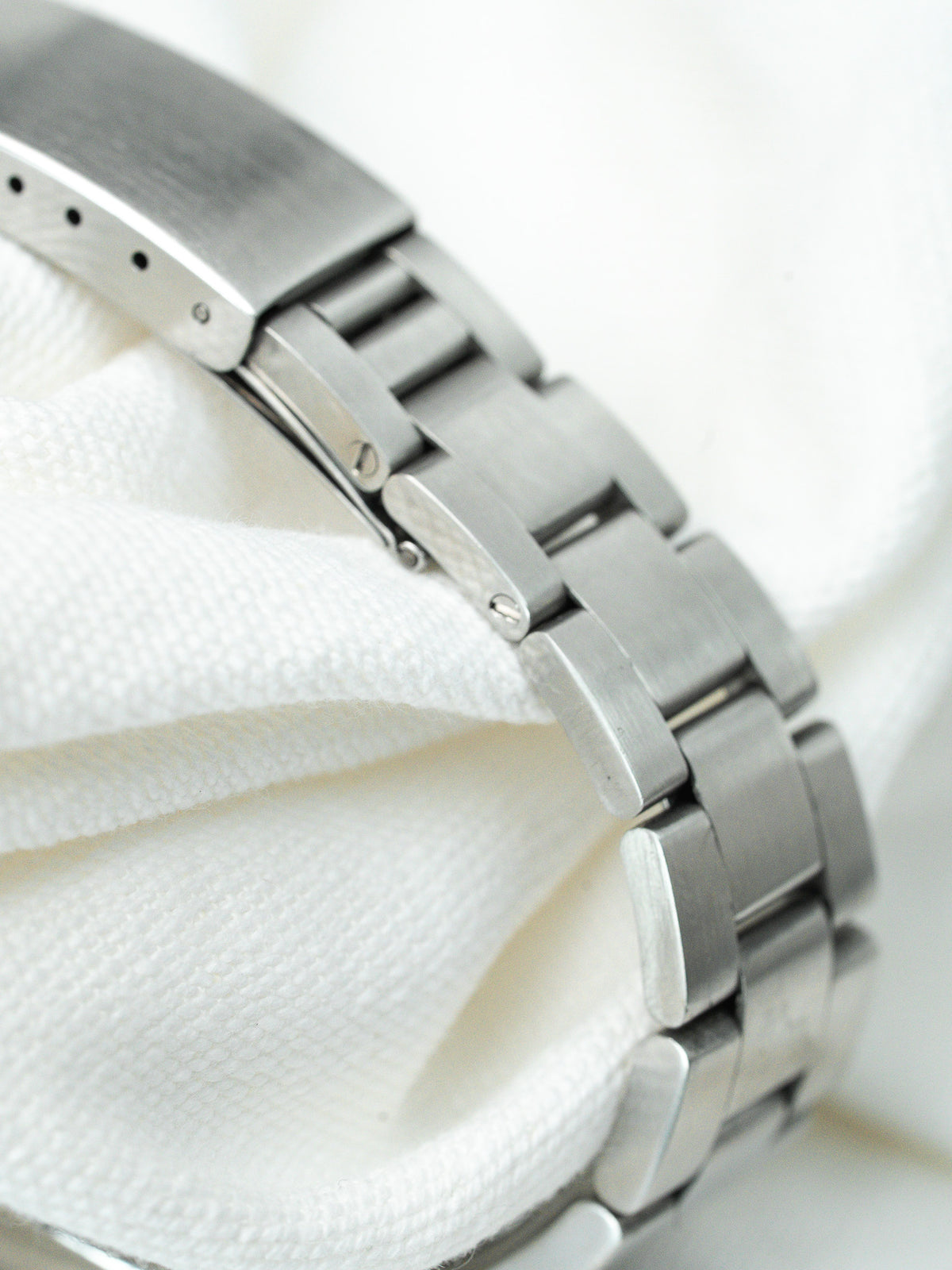 Portée au poignet - Montre Rolex Oysterdate 6694 cadran noir - Atelier Victor
