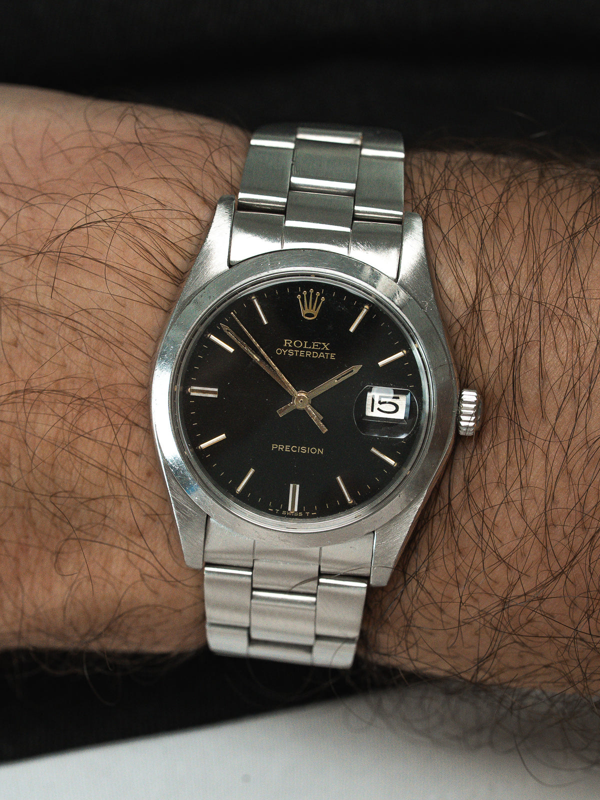 Vue complète sur tissu blanc - Montre Rolex Oysterdate 6694 cadran noir - Atelier Victor