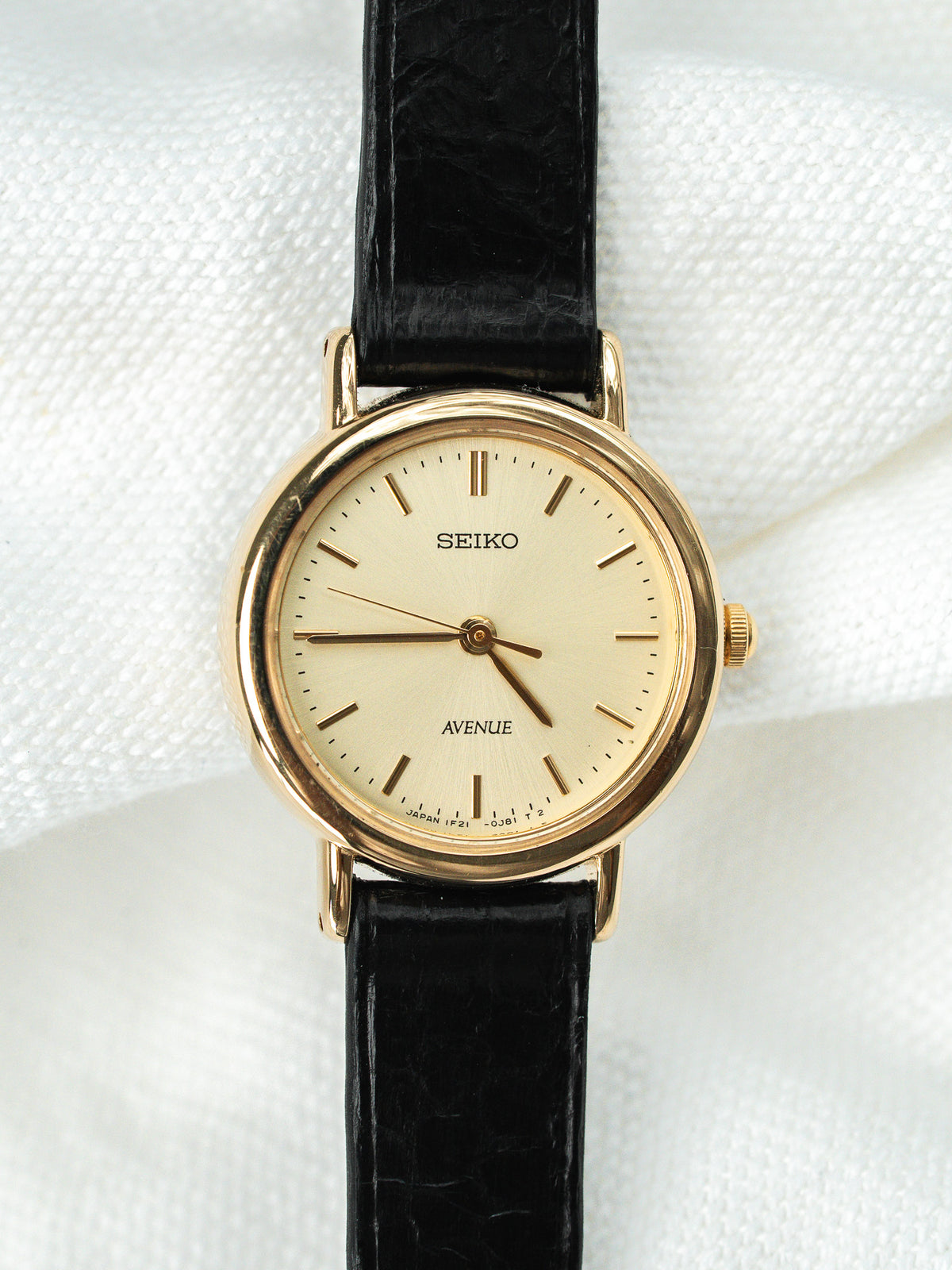 Vue complète sur tissu blanc - Montre Seiko Avenue 1F21-0040 - Atelier Victor