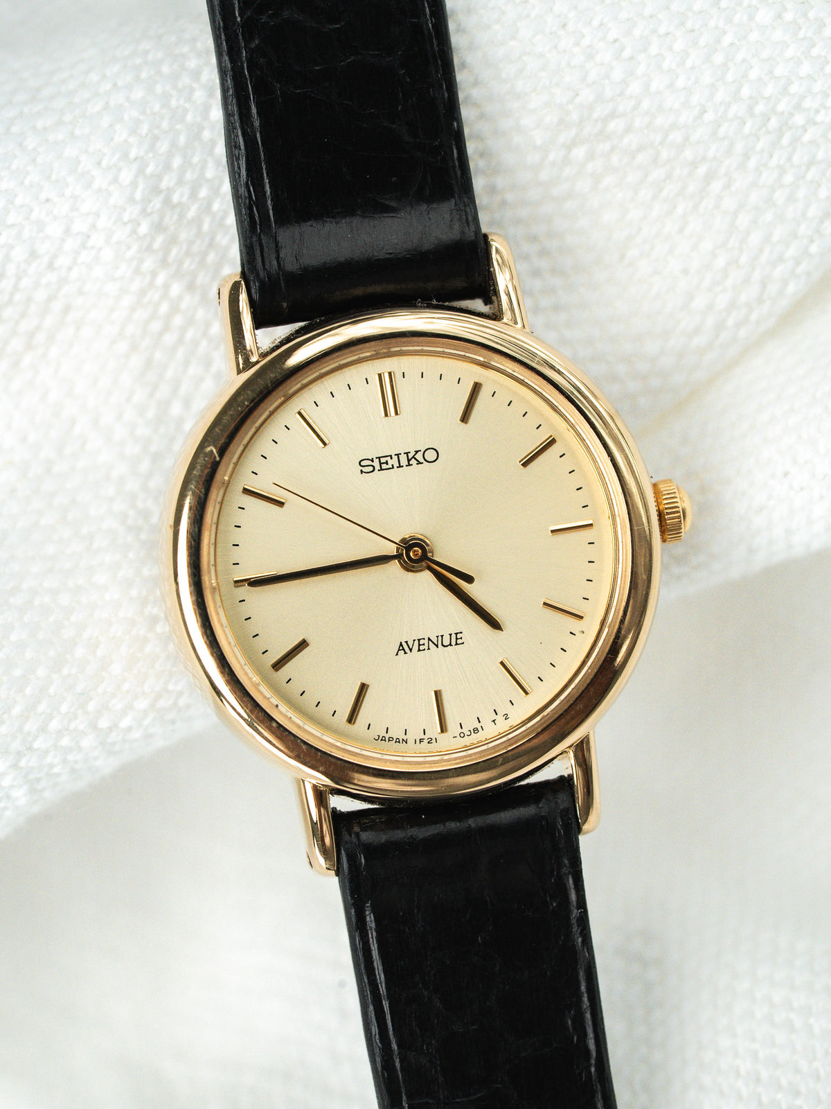 Boîtier rond plaqué or de profil - Montre Seiko Avenue 1F21-0040 - Atelier Victor