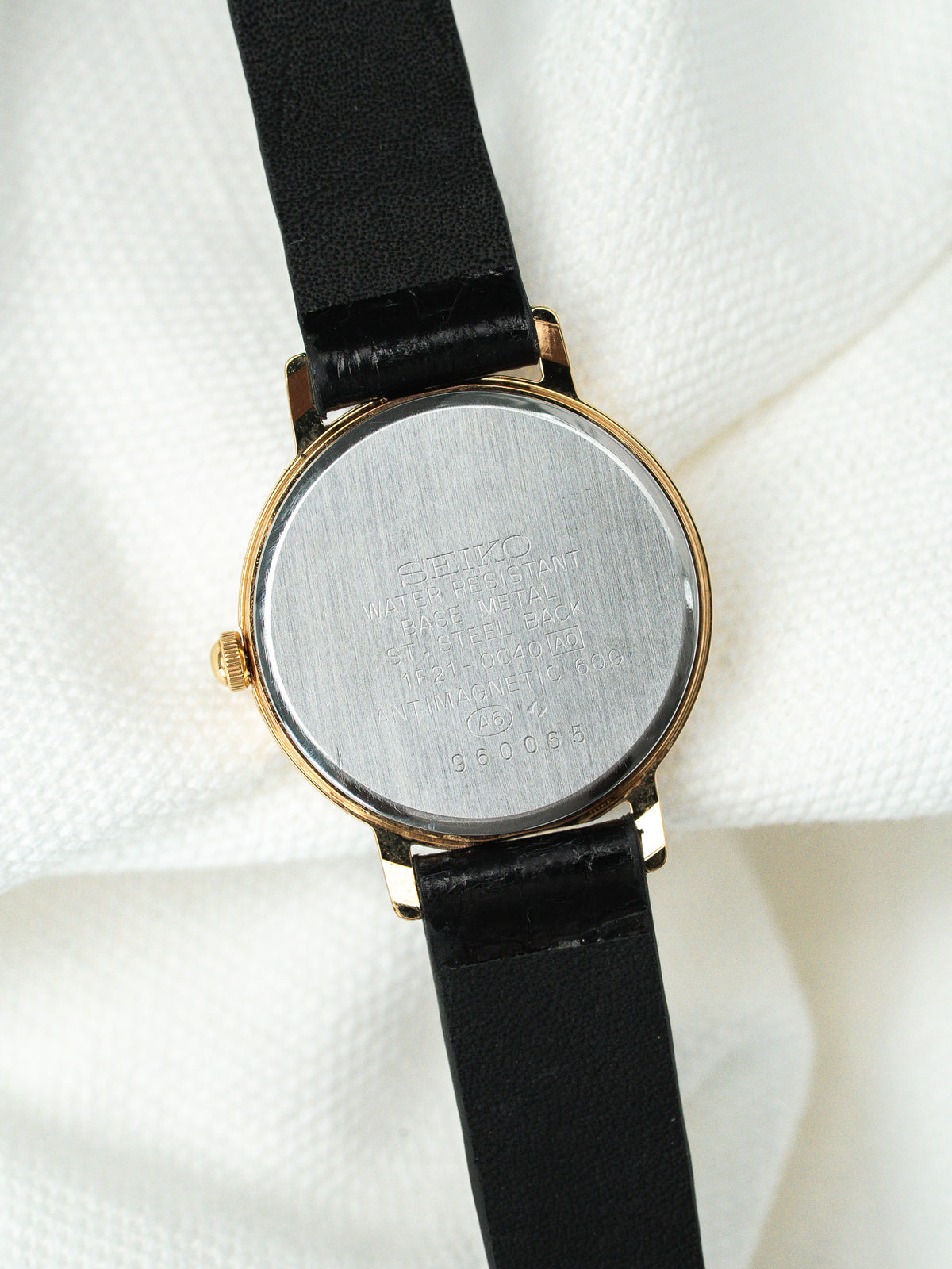 Fond de boîte acier avec référence - Montre Seiko Avenue 1F21-0040 - Atelier Victor