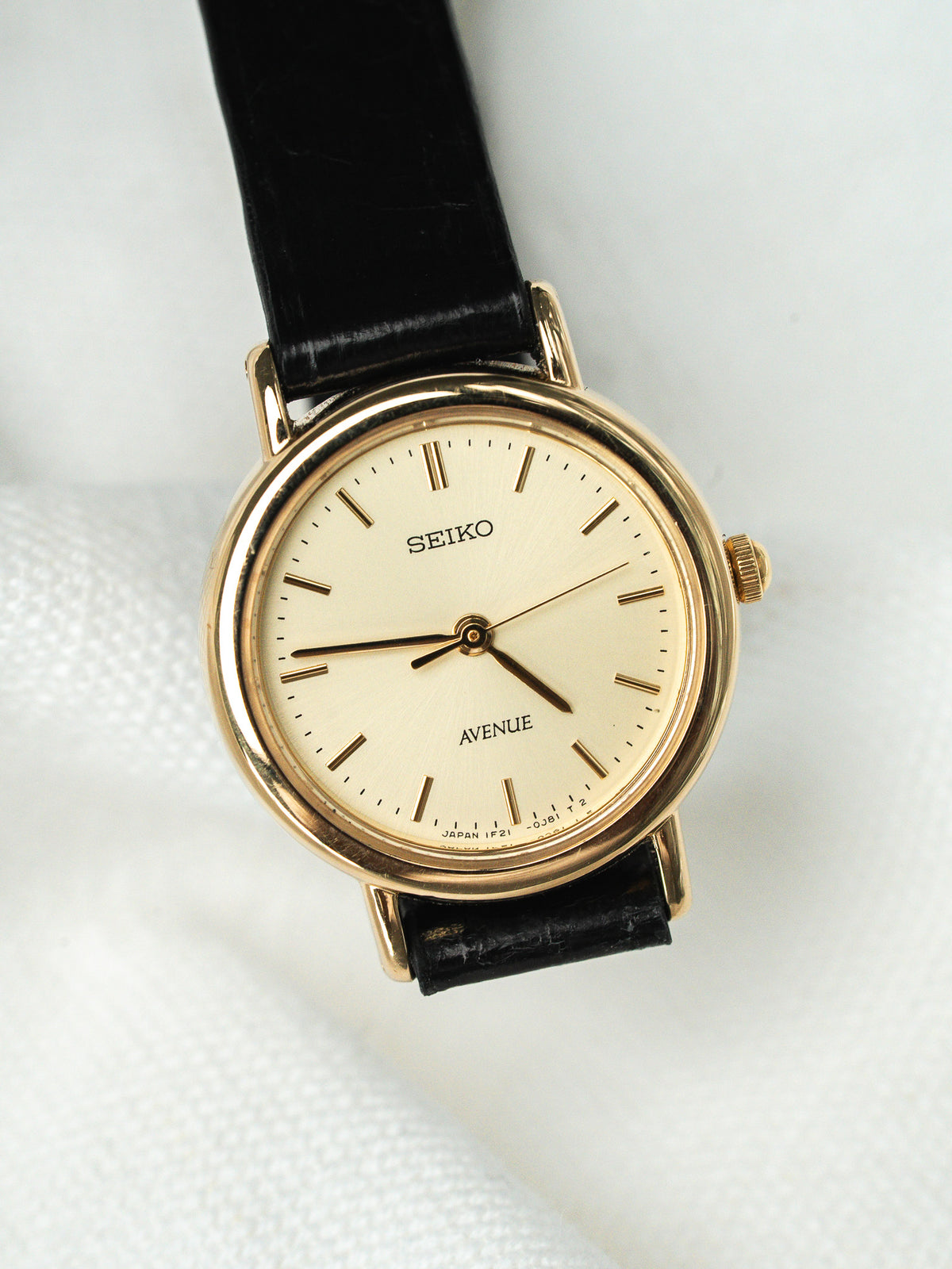 Vue de trois quarts - Montre Seiko Avenue 1F21-0040 - Atelier Victor
