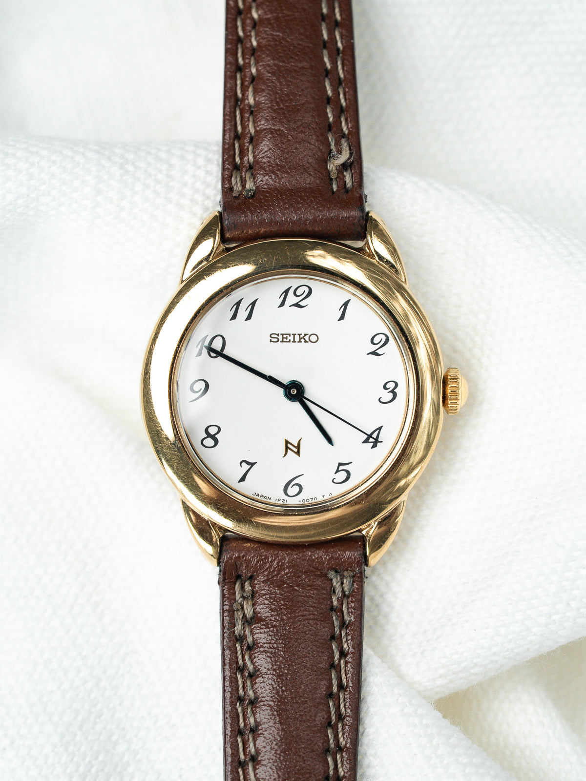 Vue complète sur tissu blanc - Montre Seiko Noie 1F21-0050 - Atelier Victor