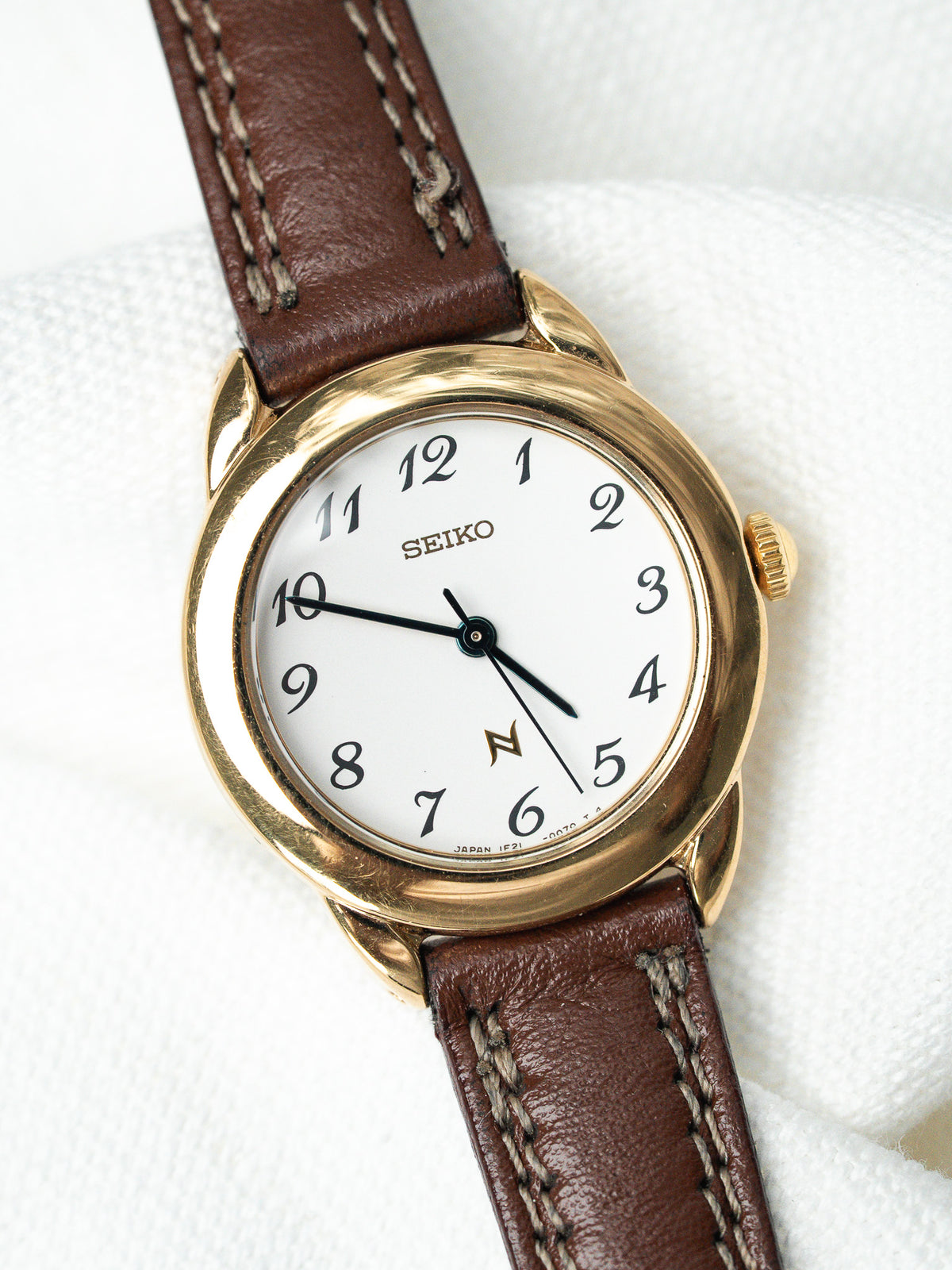 Boîtier rond plaqué or de profil - Montre Seiko Noie 1F21-0050 - Atelier Victor