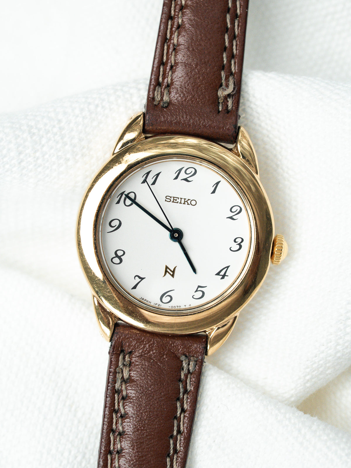 Fond de boîte acier avec référence - Montre Seiko Noie 1F21-0050 - Atelier Victor