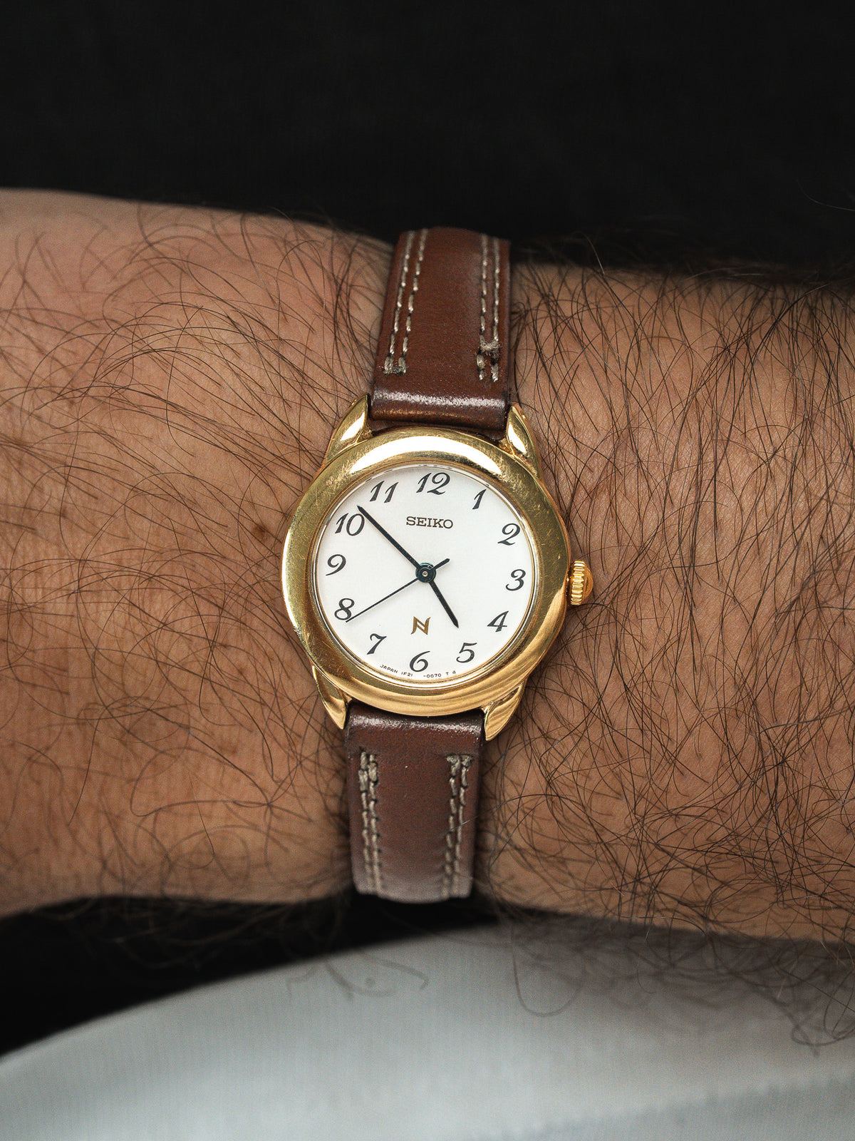 Cadran blanc à chiffres arabes et aiguilles bleuies - Montre Seiko Noie 1F21-0050 - Atelier Victor