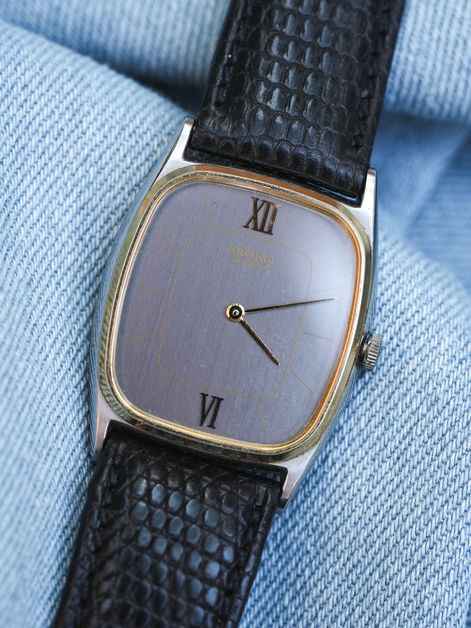Seiko - Tonneau Acier Brossé Lunette dorée - 1981