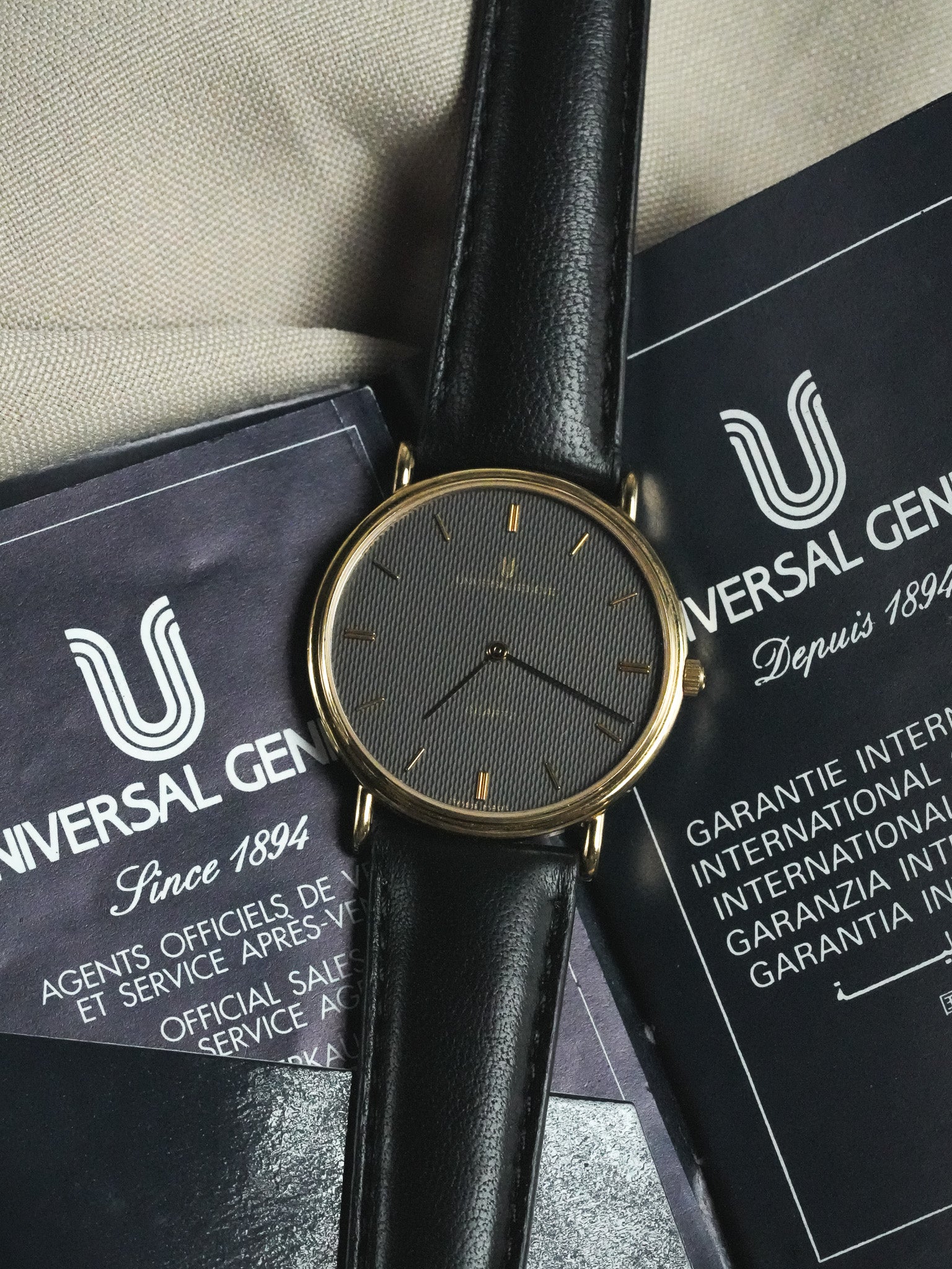 Universal Genève - Gris Guilloché Plaqué or - Papier - 1980s