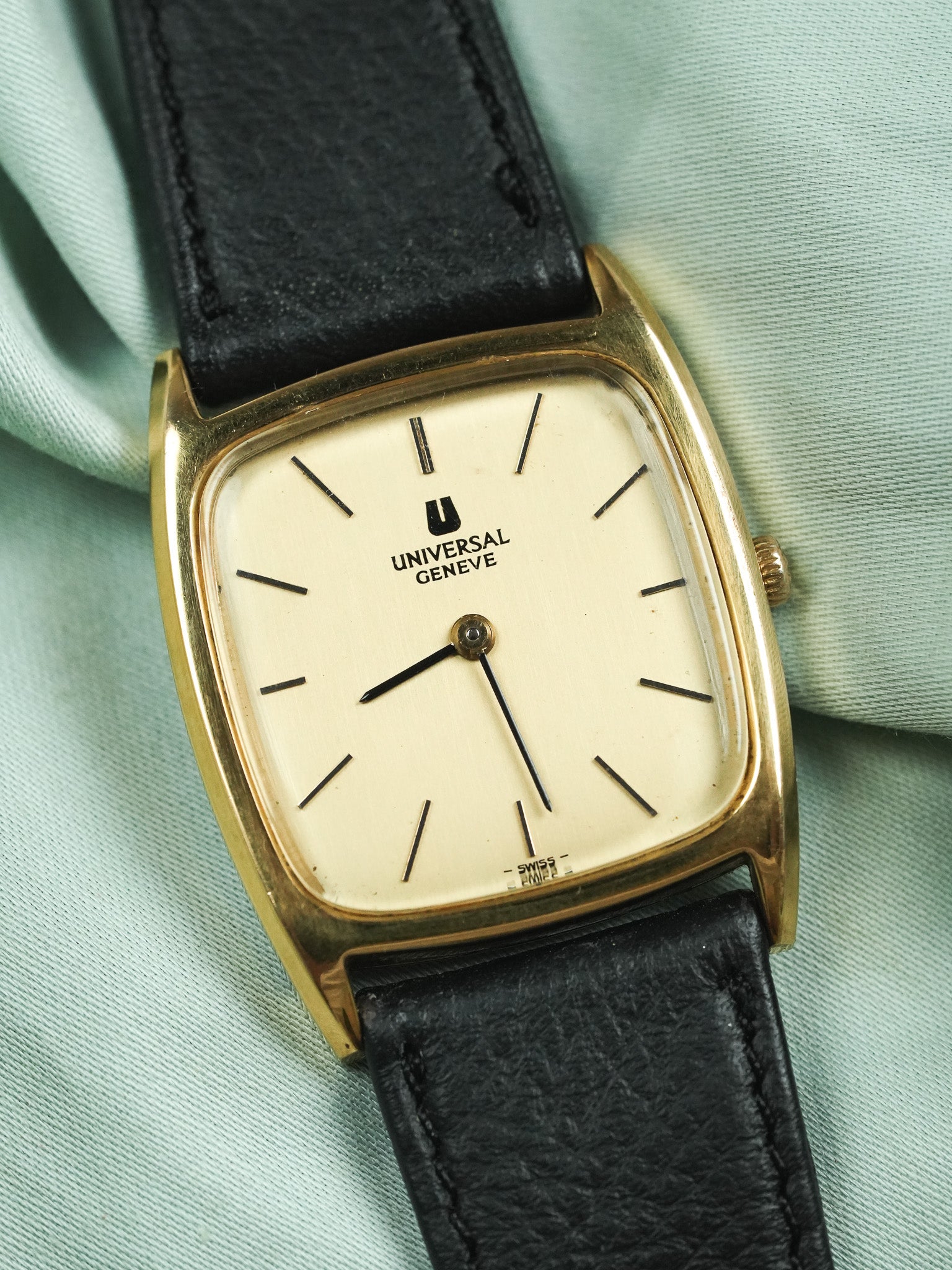 Universal Genève - Extra plate Manuel Tonneau Gold - 1970s 