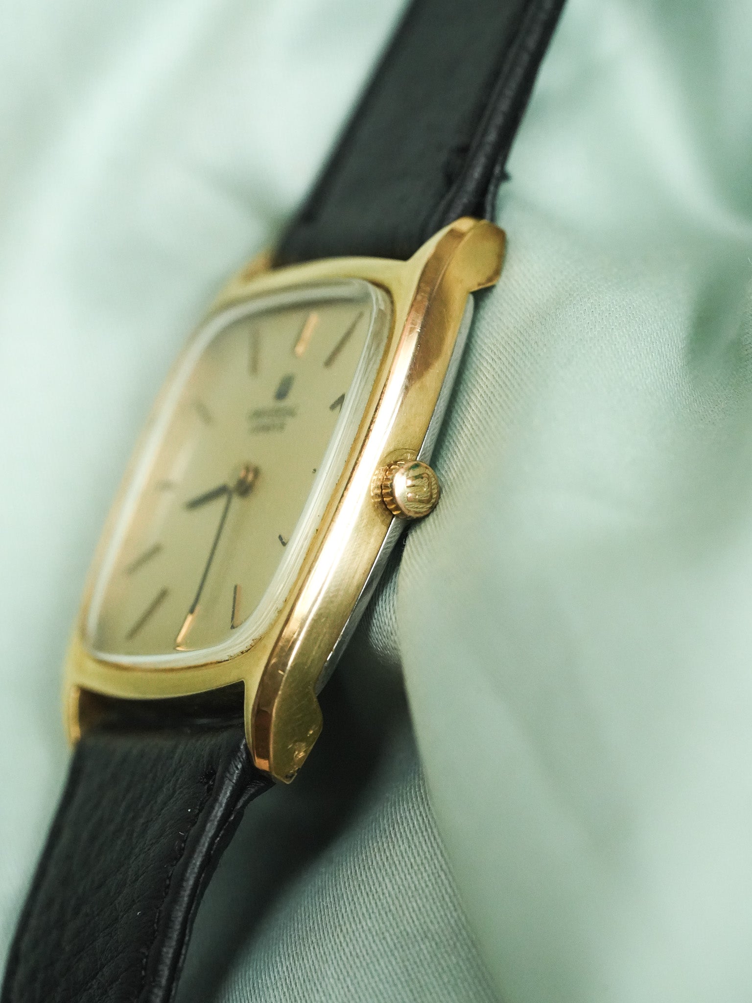 Universal Genève - Extra plate Manuel Tonneau Gold - 1970s 