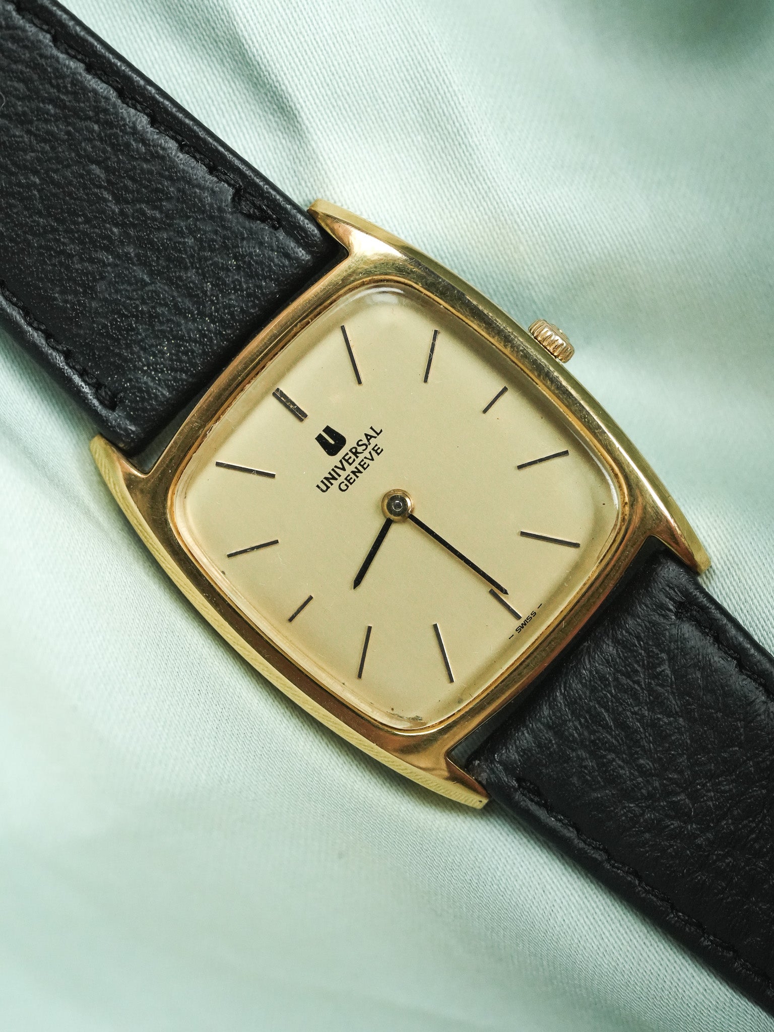 Universal Genève - Extra plate Manuel Tonneau Gold - 1970s 