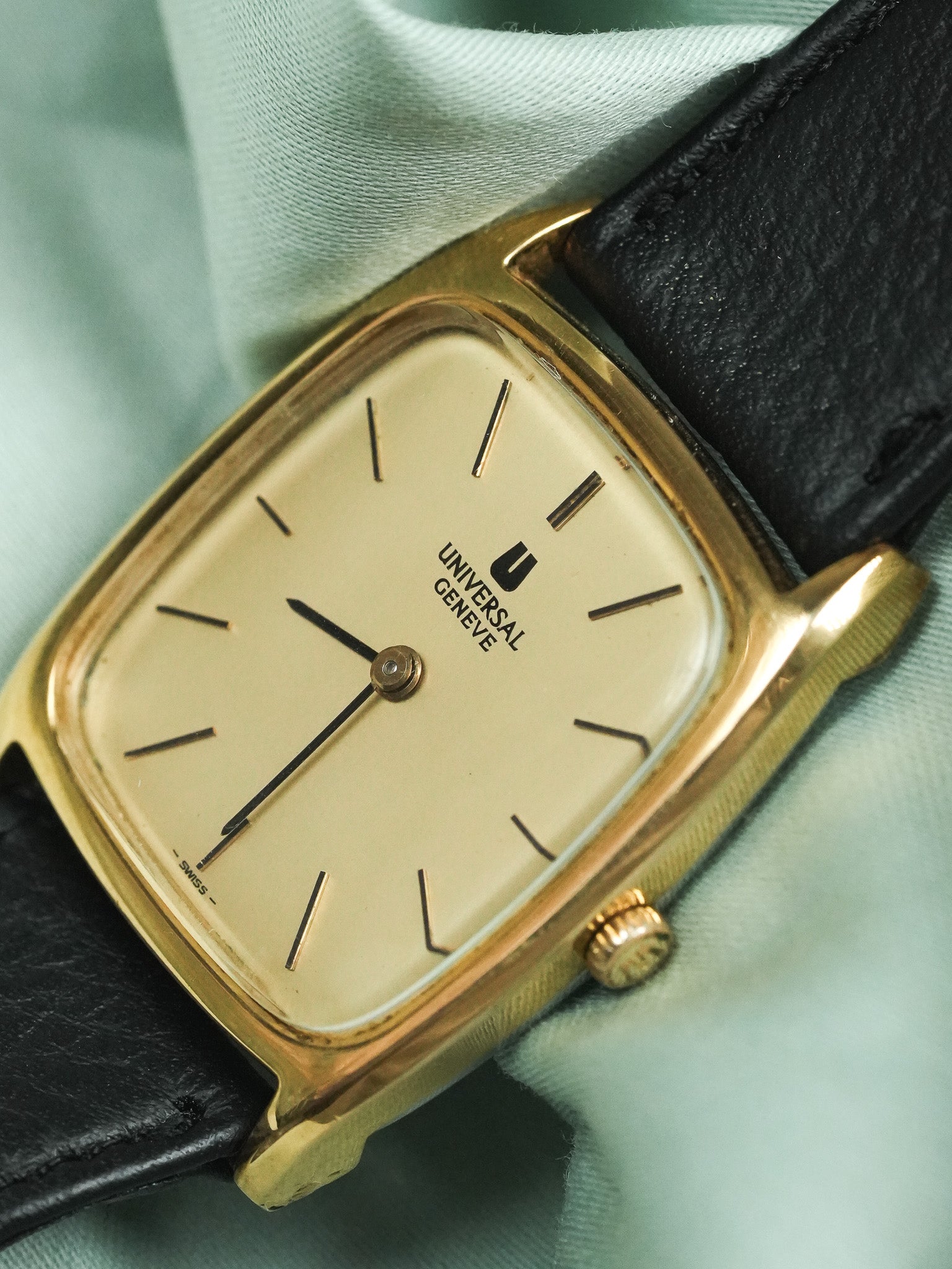 Universal Genève - Extra plate Manuel Tonneau Gold - 1970s 