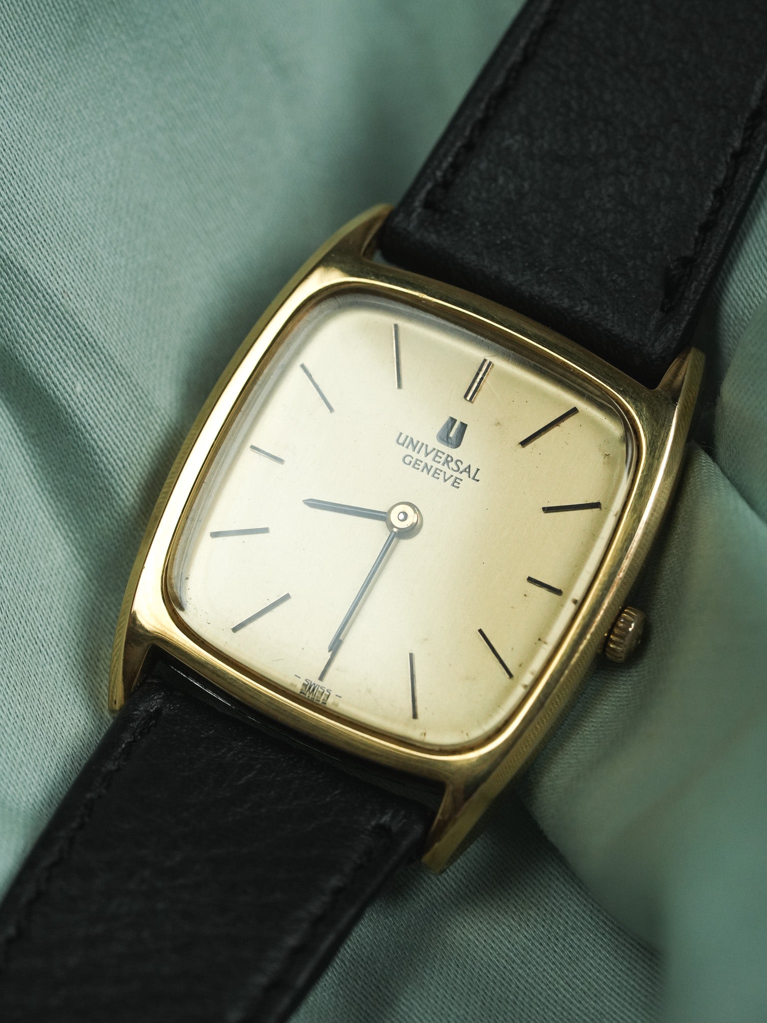 Universal Genève - Extra plate Manuel Tonneau Gold - 1970s 