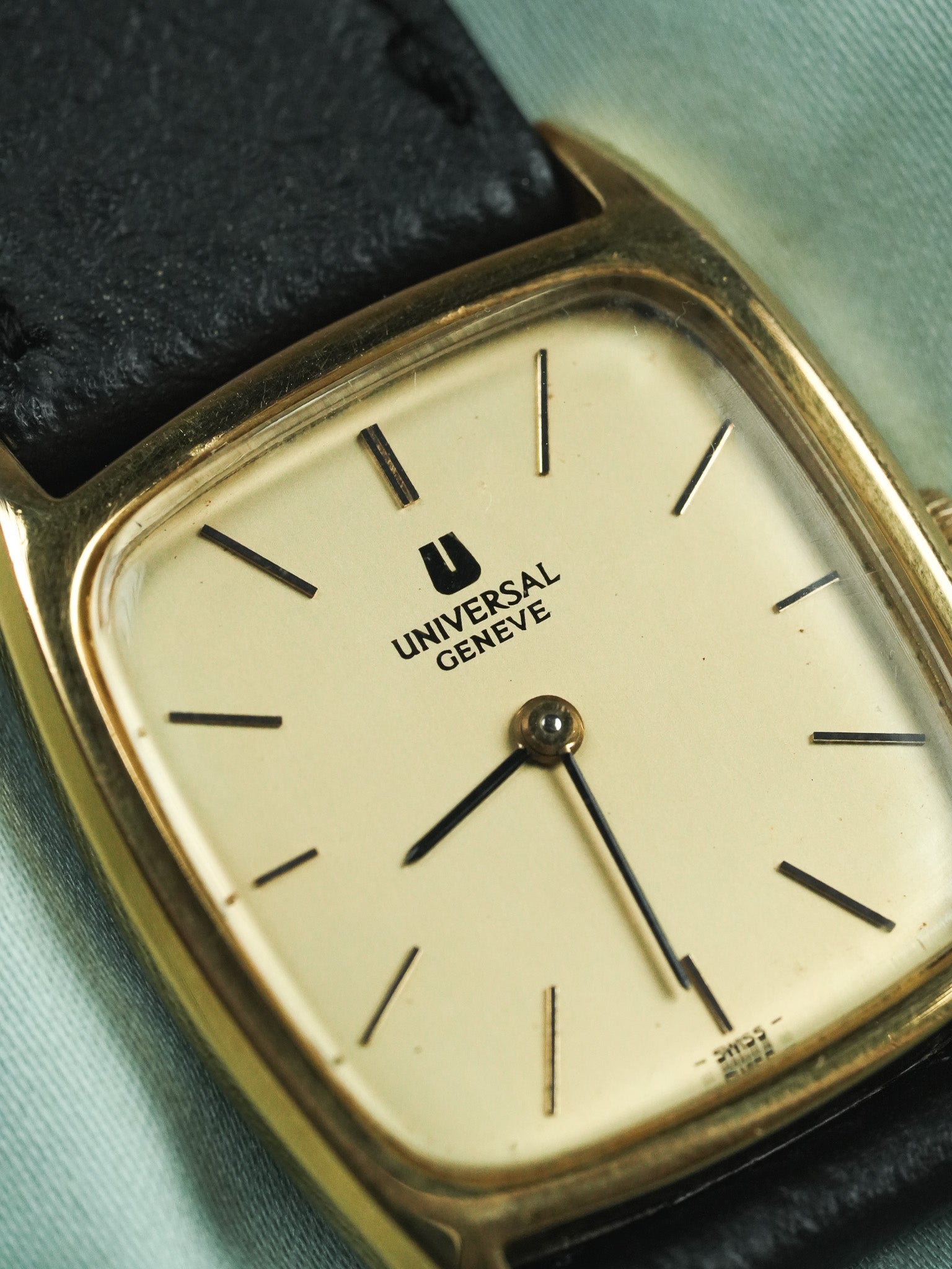 Universal Genève - Extra plate Manuel Tonneau Gold - 1970s 