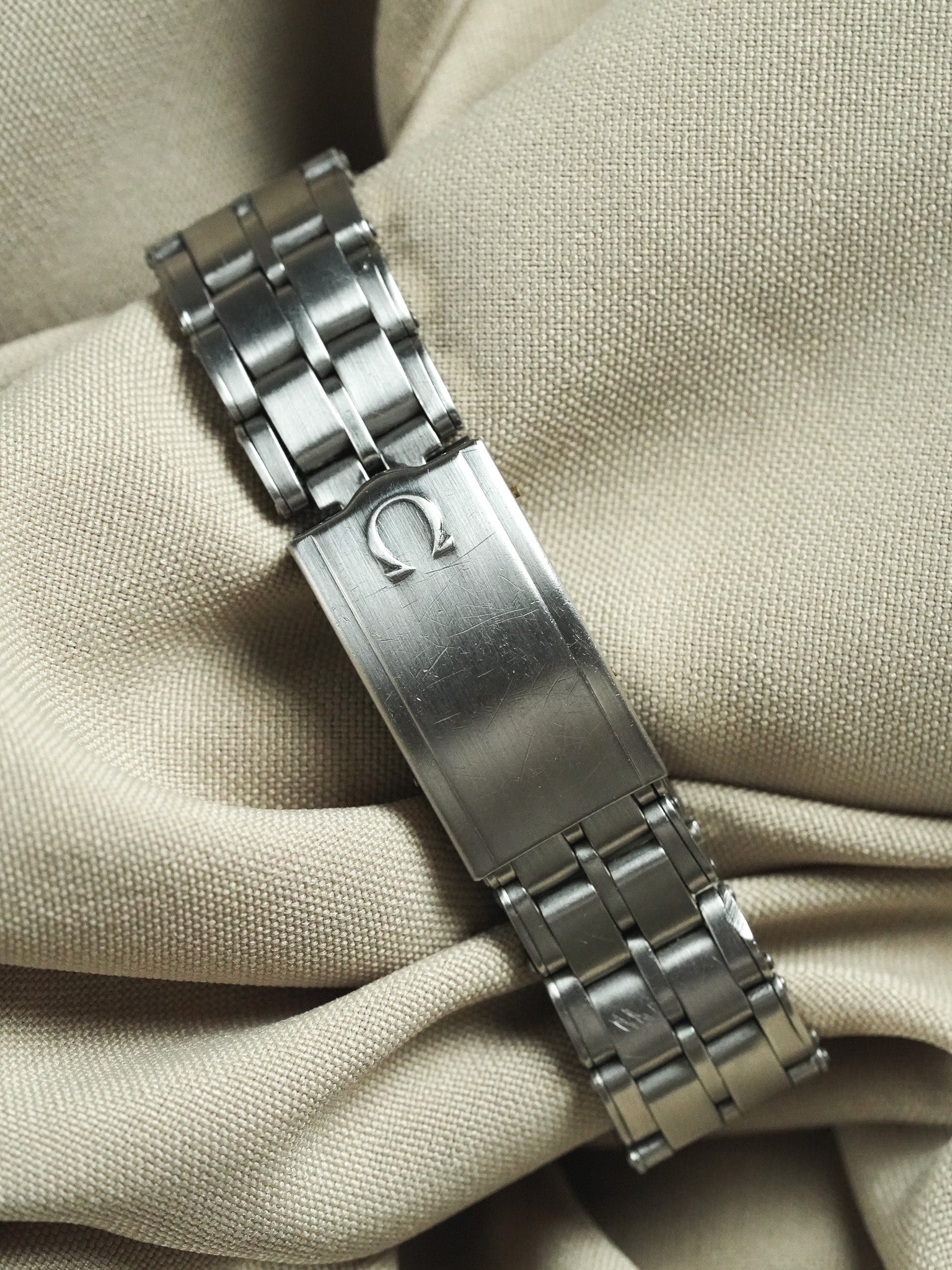 Omega - Constellation C-Shape 168.029 Gerald Genta White Gold Bezel Linen Dial - 1967 