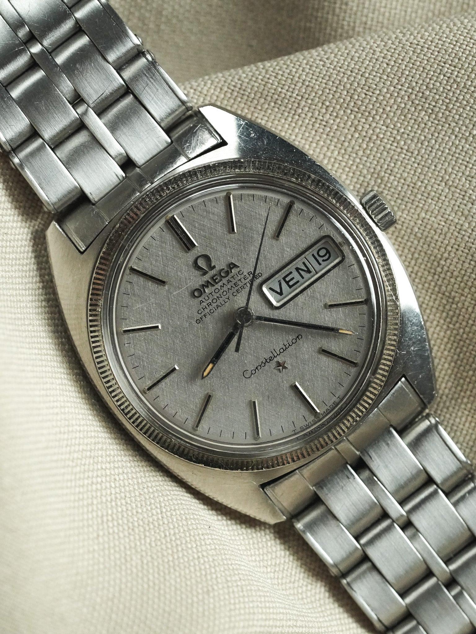 Omega - Constellation C-Shape 168.029 Gerald Genta White Gold Bezel Linen Dial - 1967 