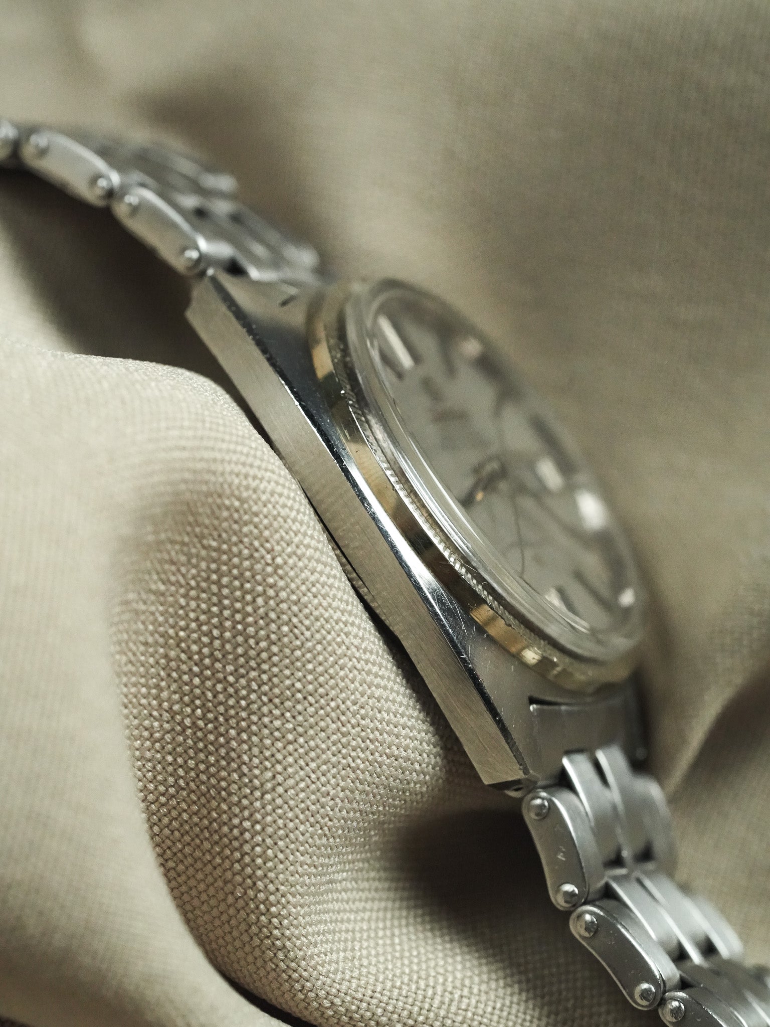 Omega - Constellation C-Shape 168.029 Gerald Genta White Gold Bezel Linen Dial - 1967 
